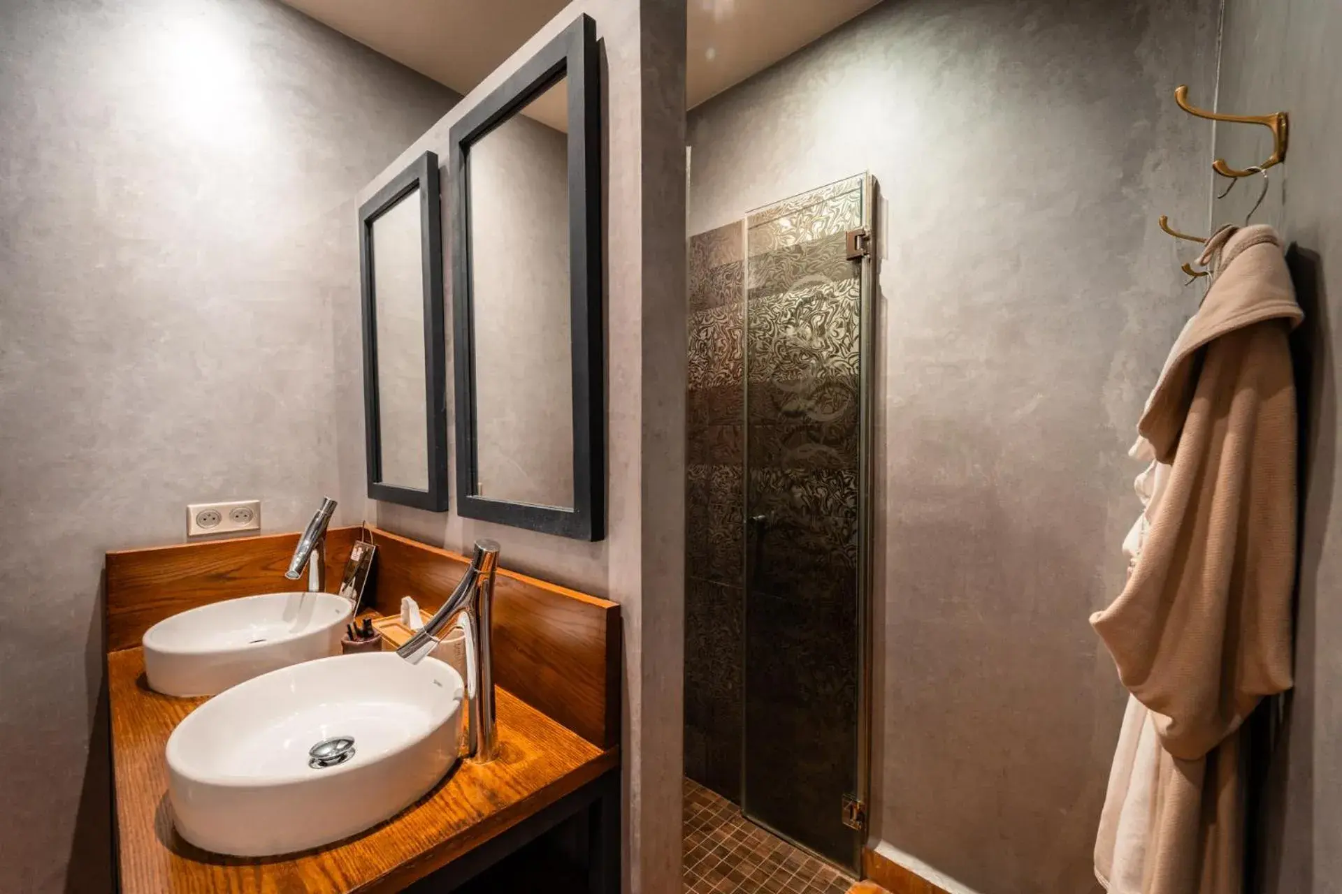 Shower in Ysalis Riad Restaurant & Spa Shower in Ysalis Riad Restaurant & Spa