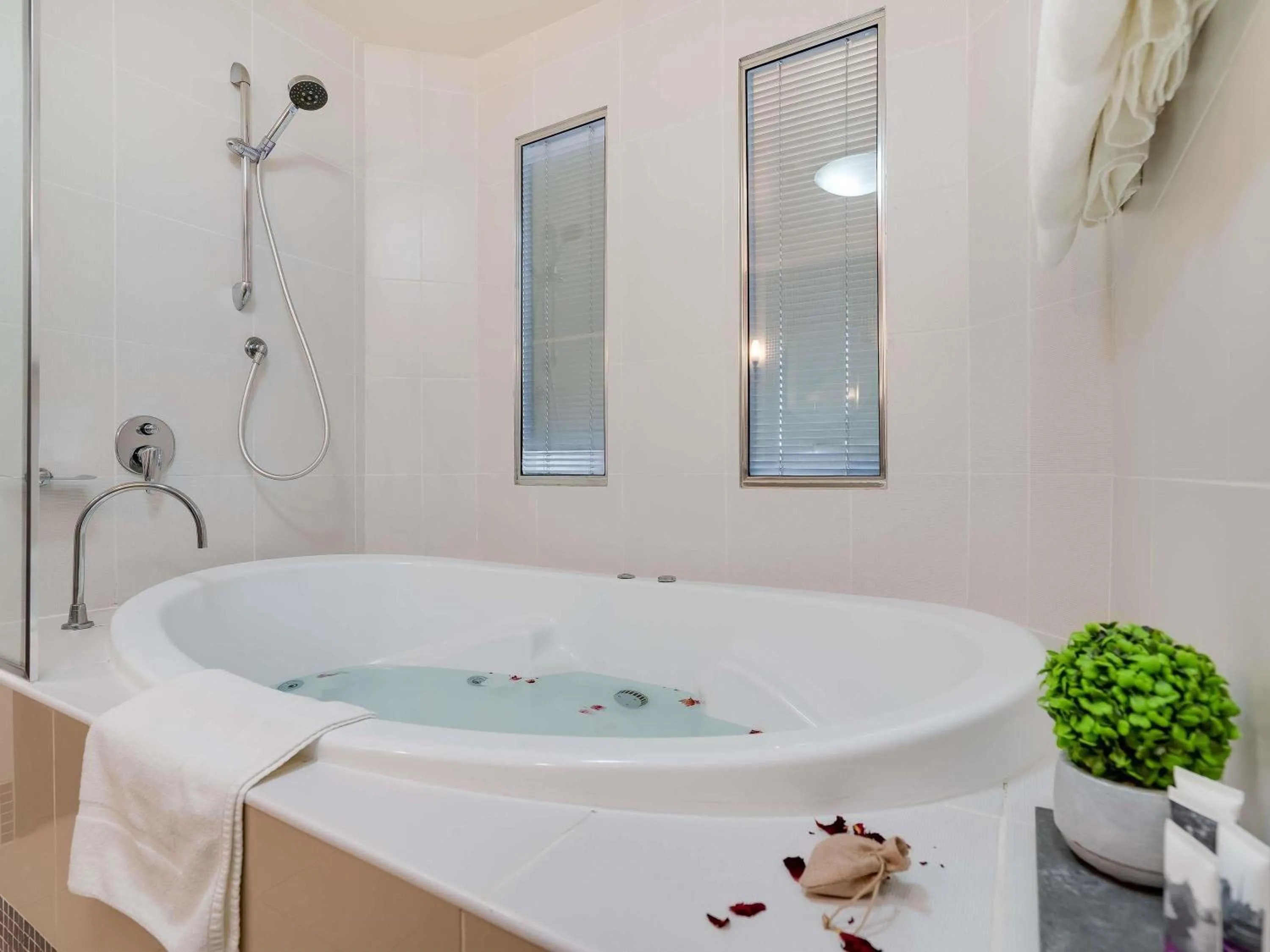 Bedroom in Mercure Albury