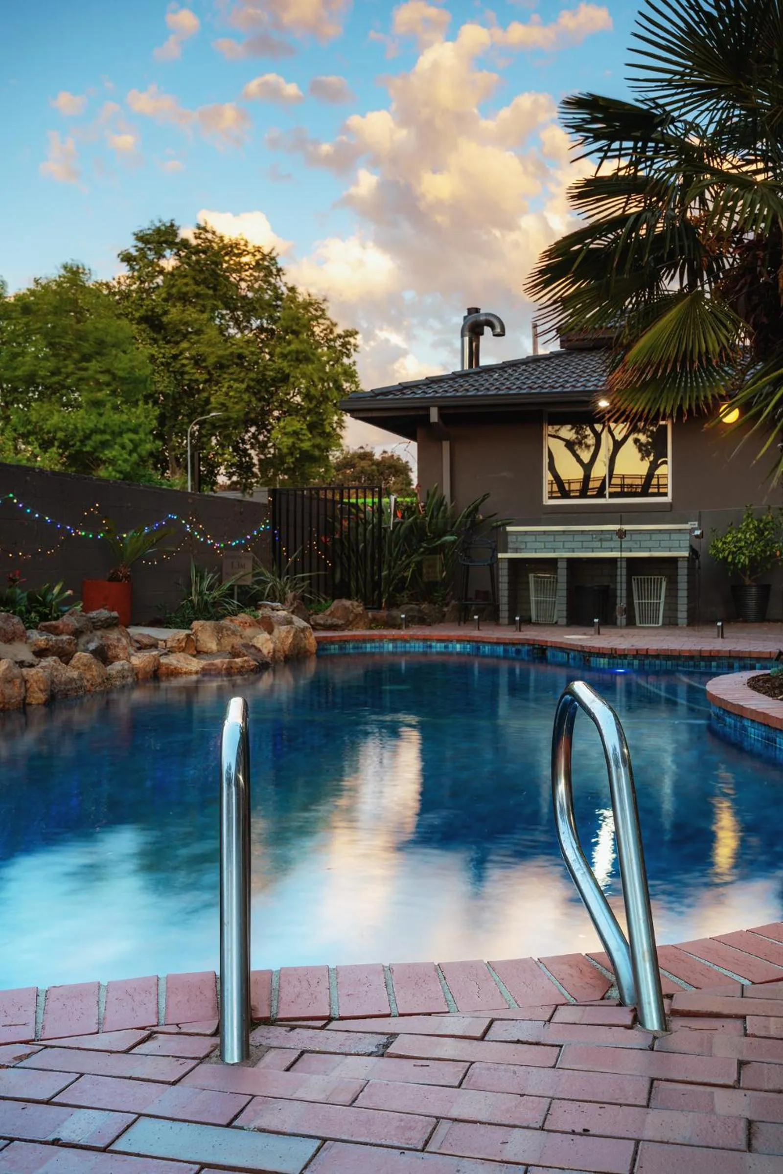 Swimming pool in Mercure Albury