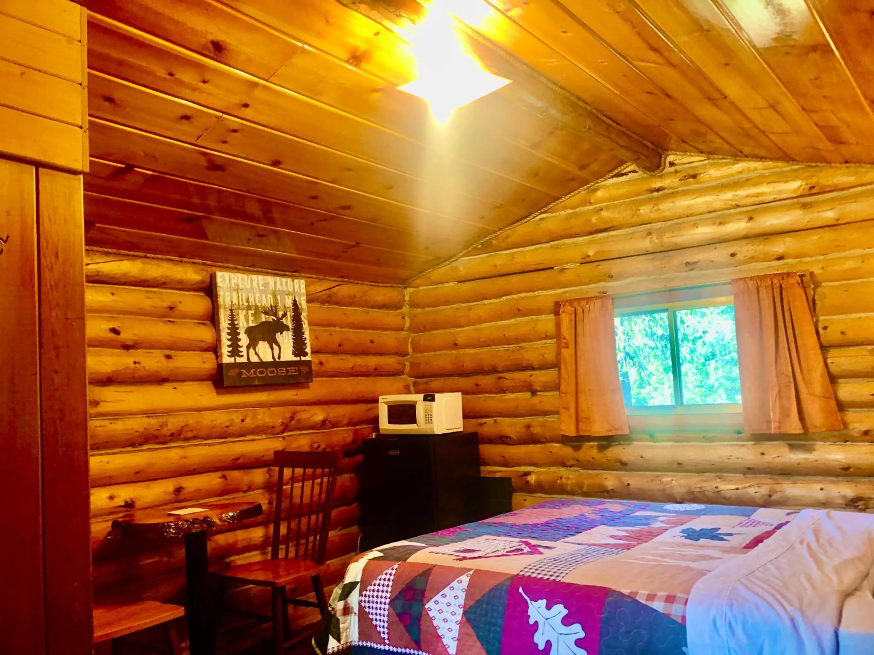 Property building, Bed in Carlo Creek Cabins