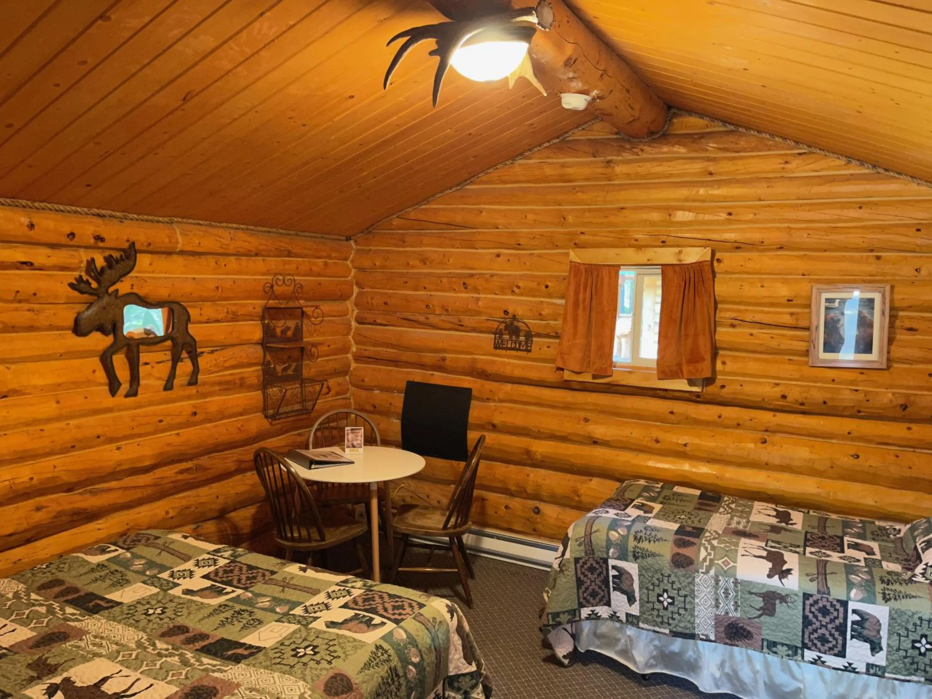 Seating area, Bed in Carlo Creek Cabins