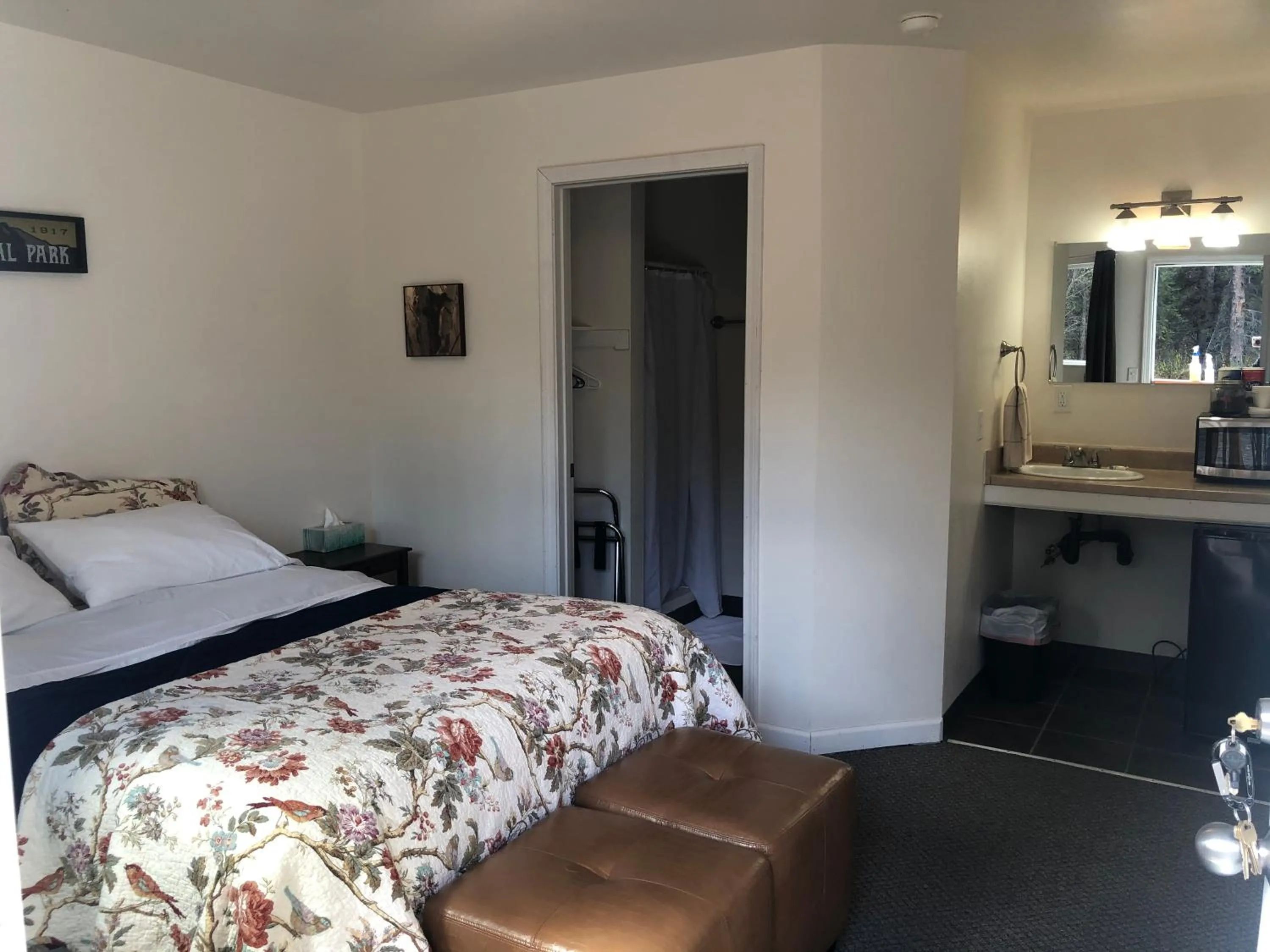 Photo of the whole room, Bed in Carlo Creek Cabins