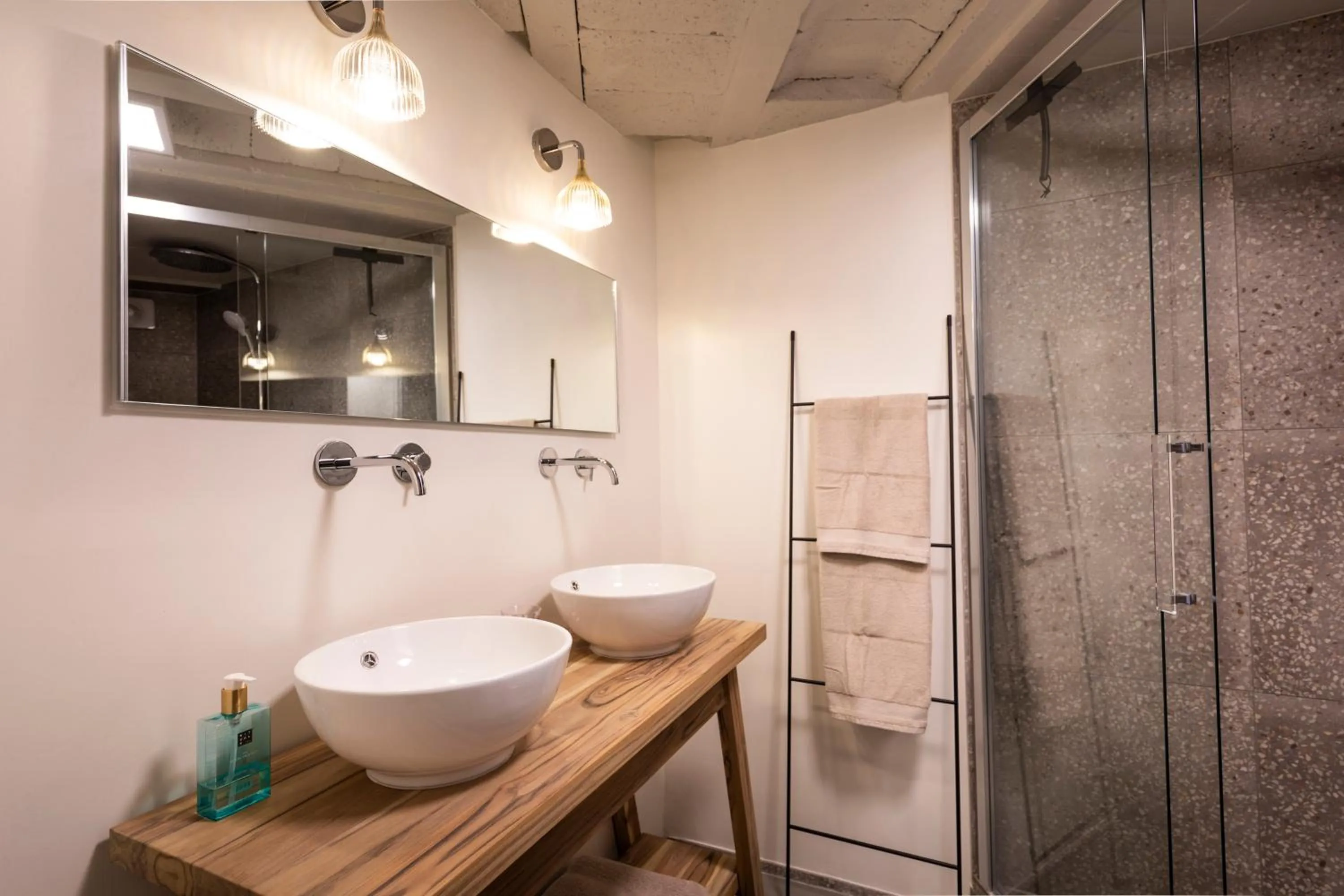 Shower in Bed & Breakfast Easy to Sleep