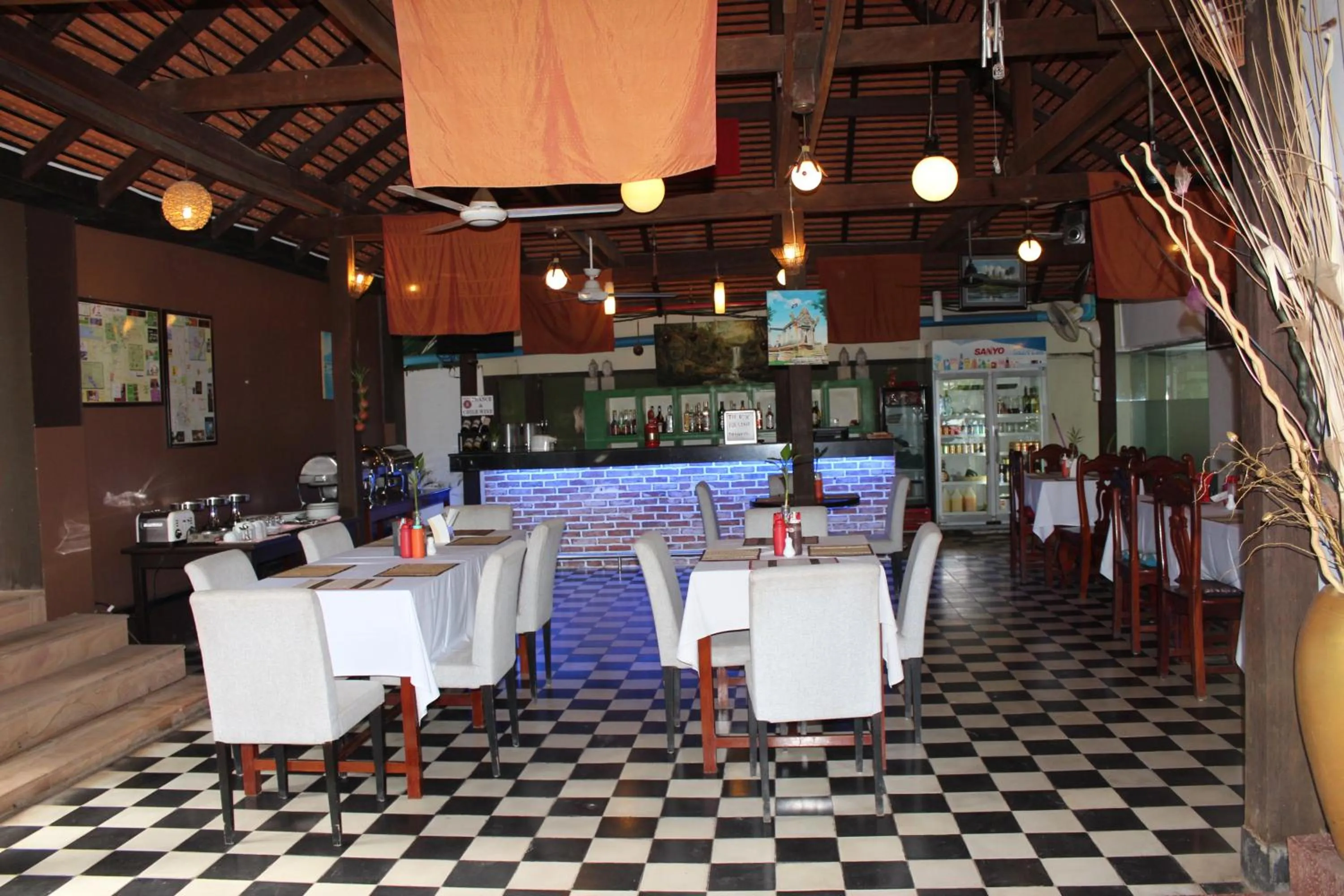 Restaurant/places to eat in Central Night Hotel