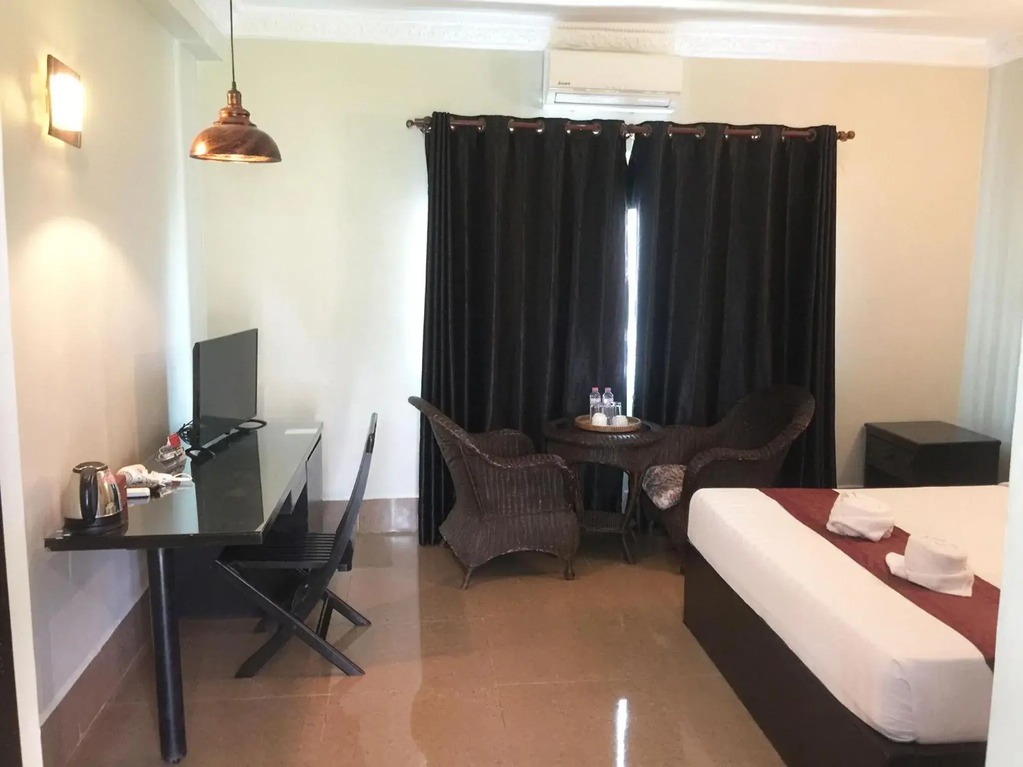 Bedroom, TV/Entertainment Center in Central Night Hotel