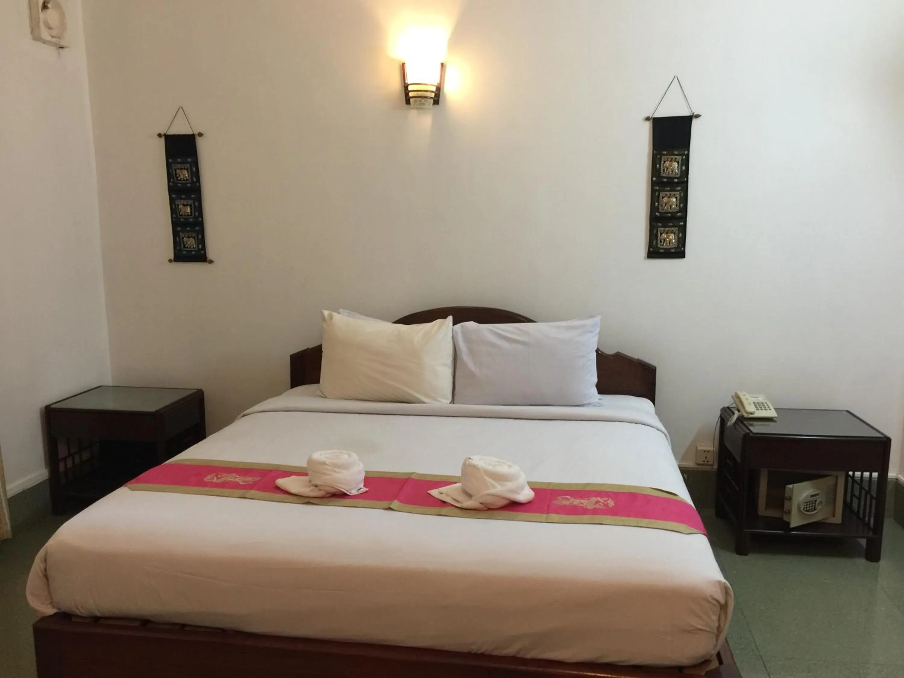 Floor plan, Bed in Central Night Hotel