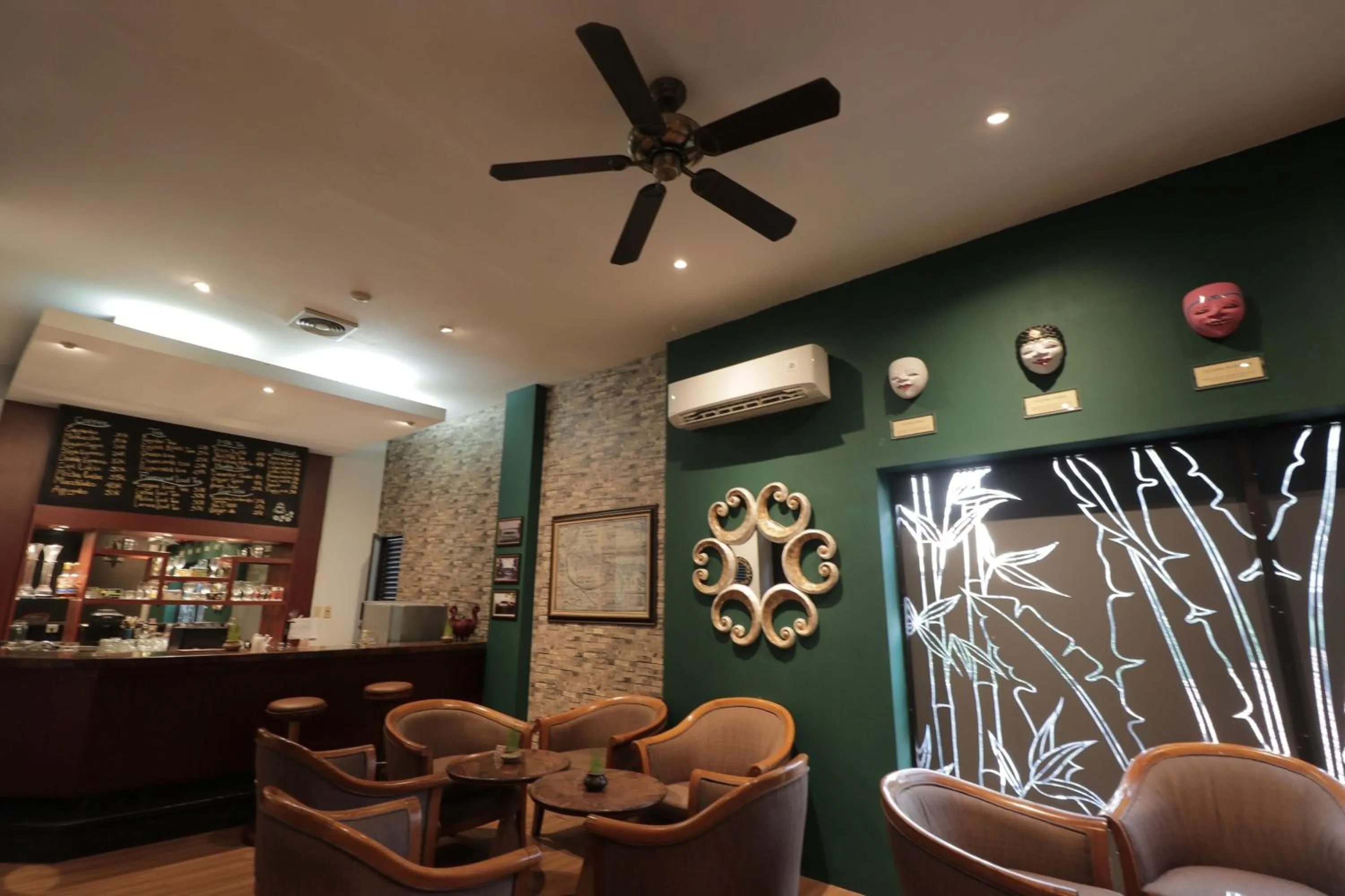 Lounge or bar in Hotel Santika Cirebon