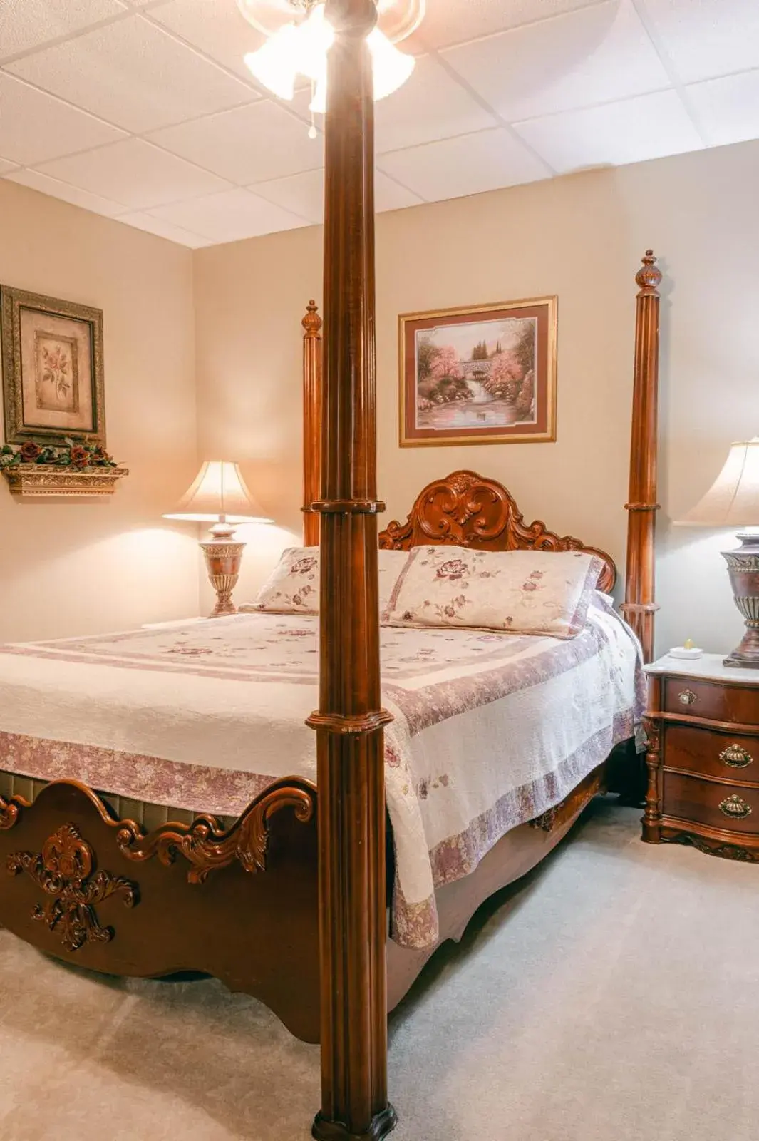 Queen Room in The Wolf Manor Queen Room in The Wolf Manor