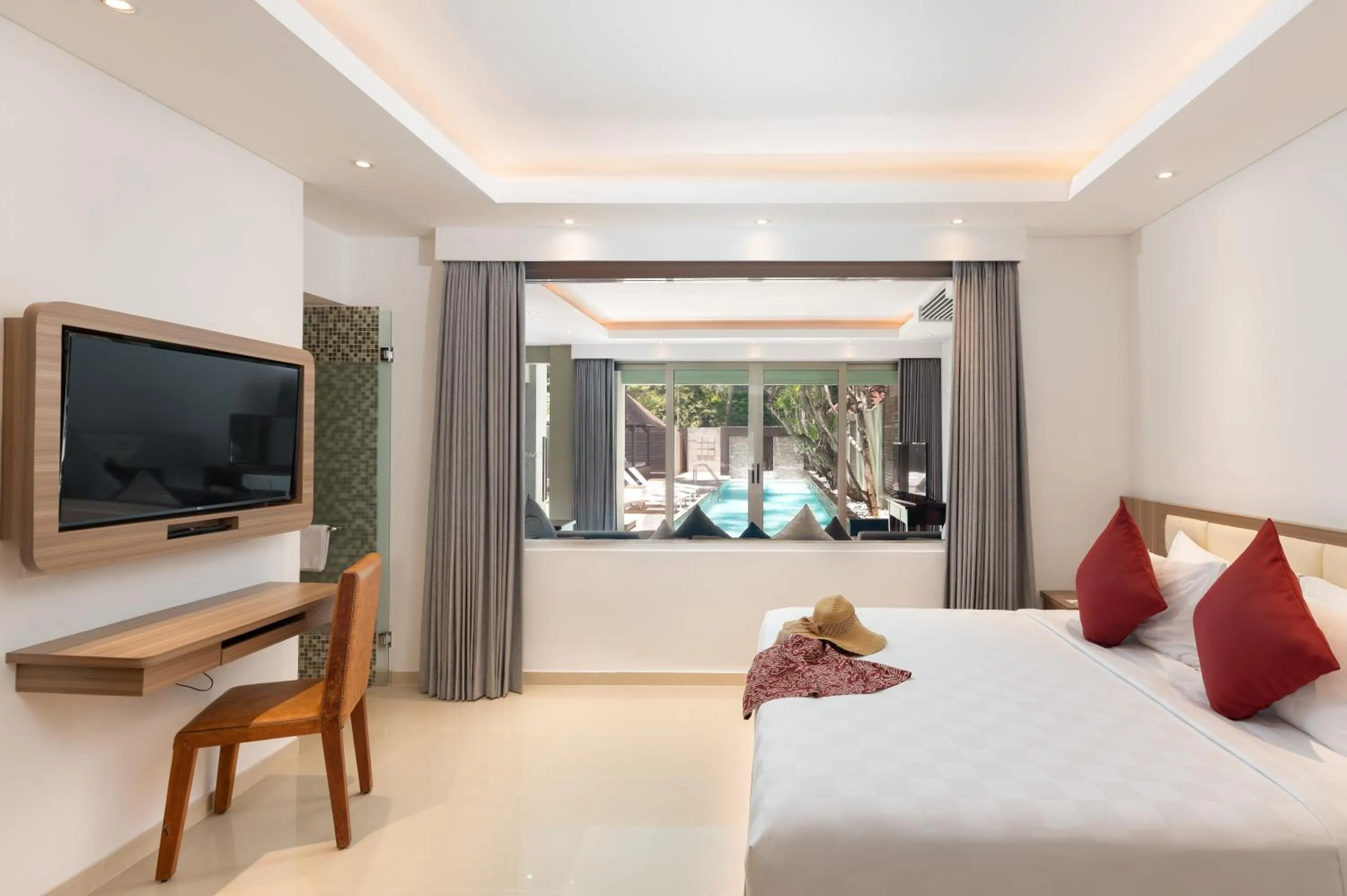 Communal lounge/ TV room, Bed in Downtown Villas