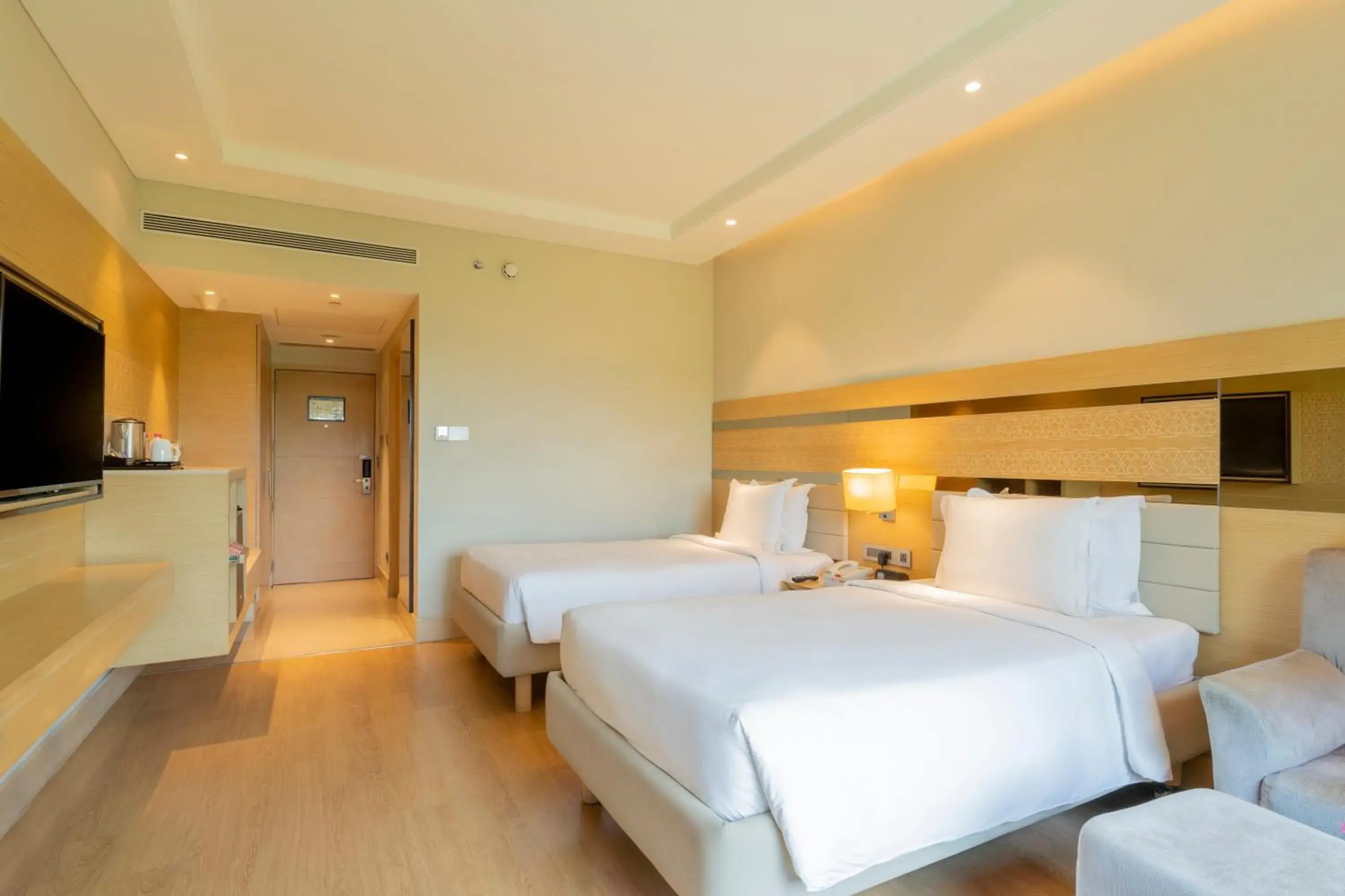 Photo of the whole room, Bed in Holiday Inn Agra MG Road an IHG Hotel Photo of the whole room, Bed in Holiday Inn Agra MG Road an IHG Hotel