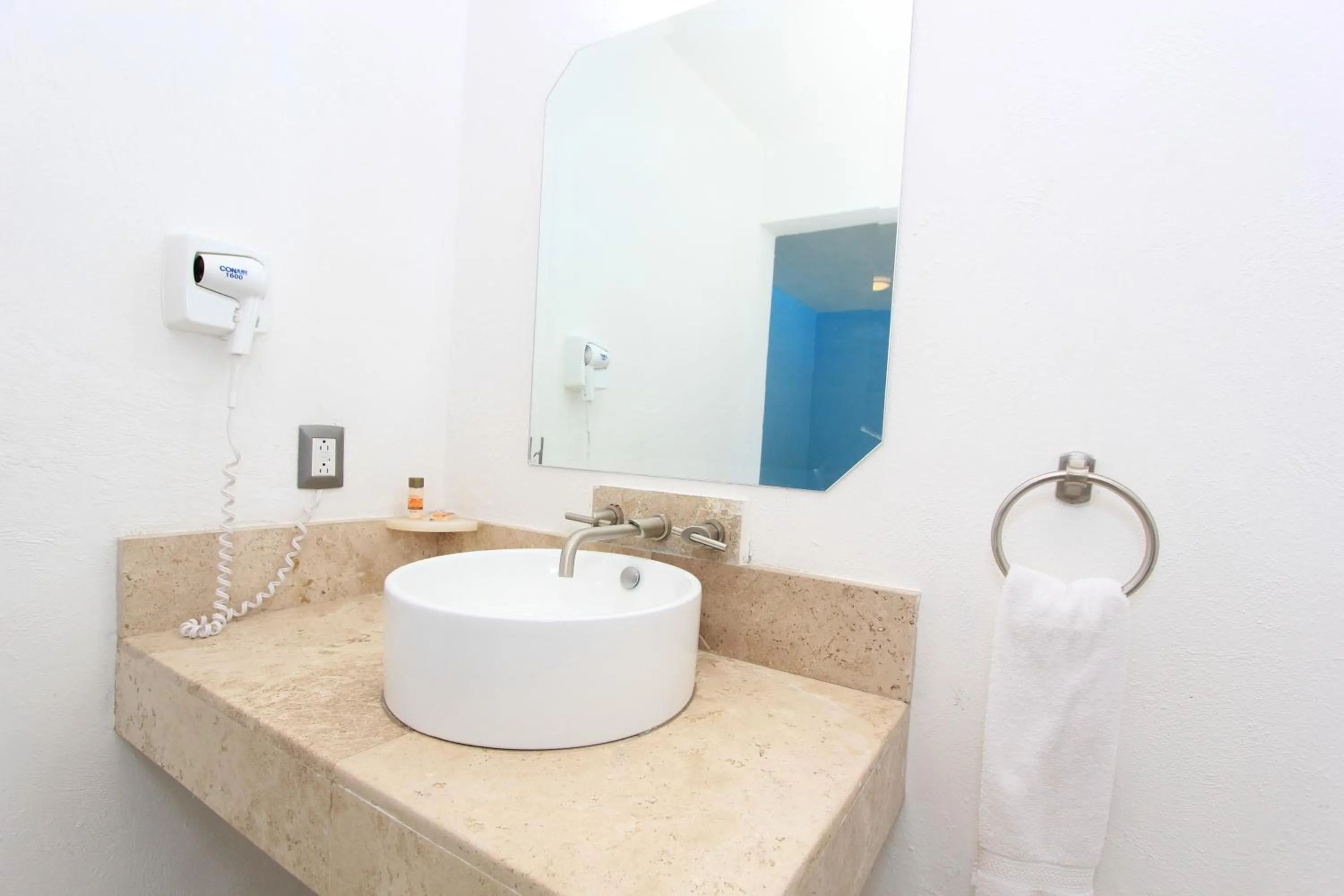 Bathroom in Miami Inn