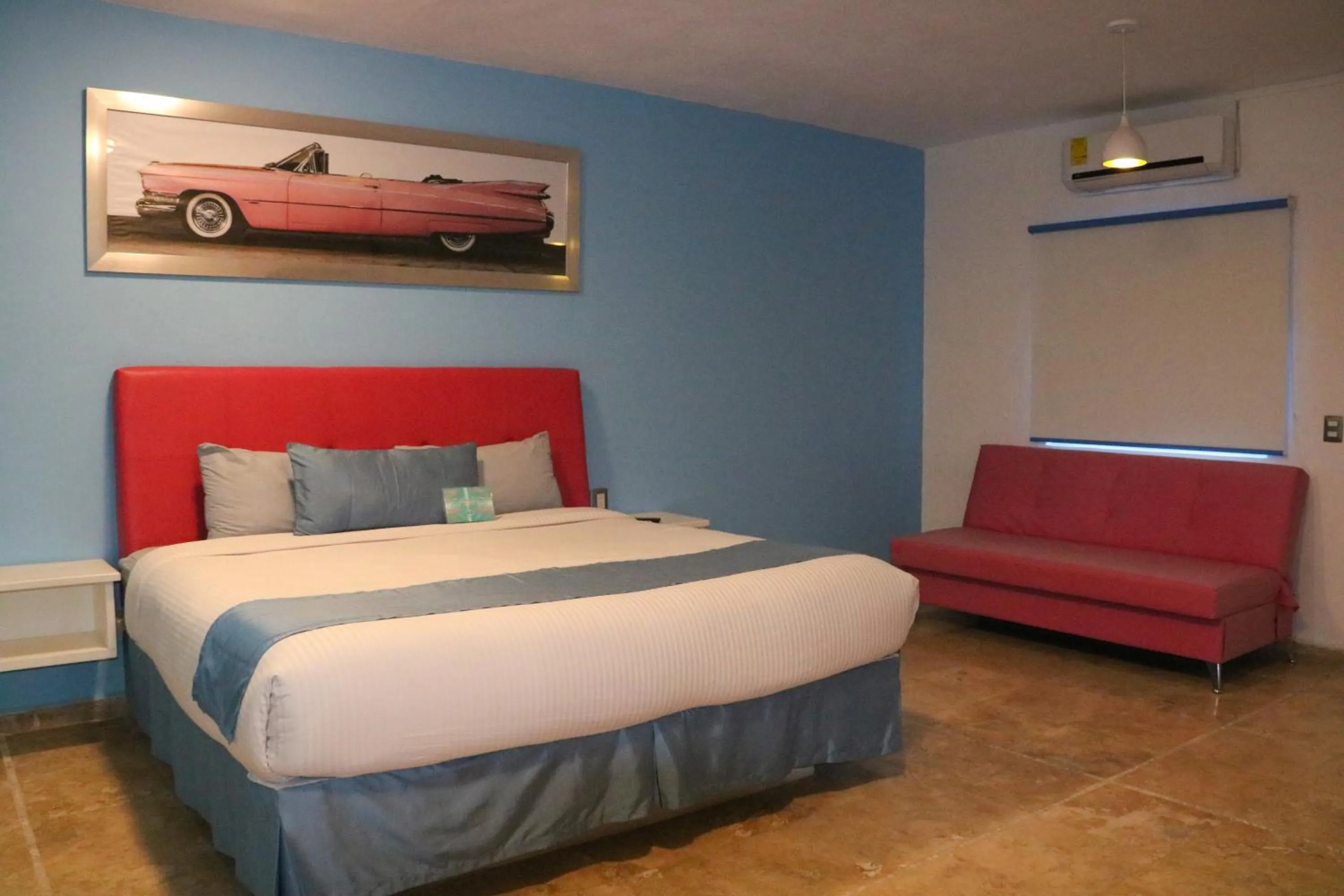 Photo of the whole room, Bed in Miami Inn
