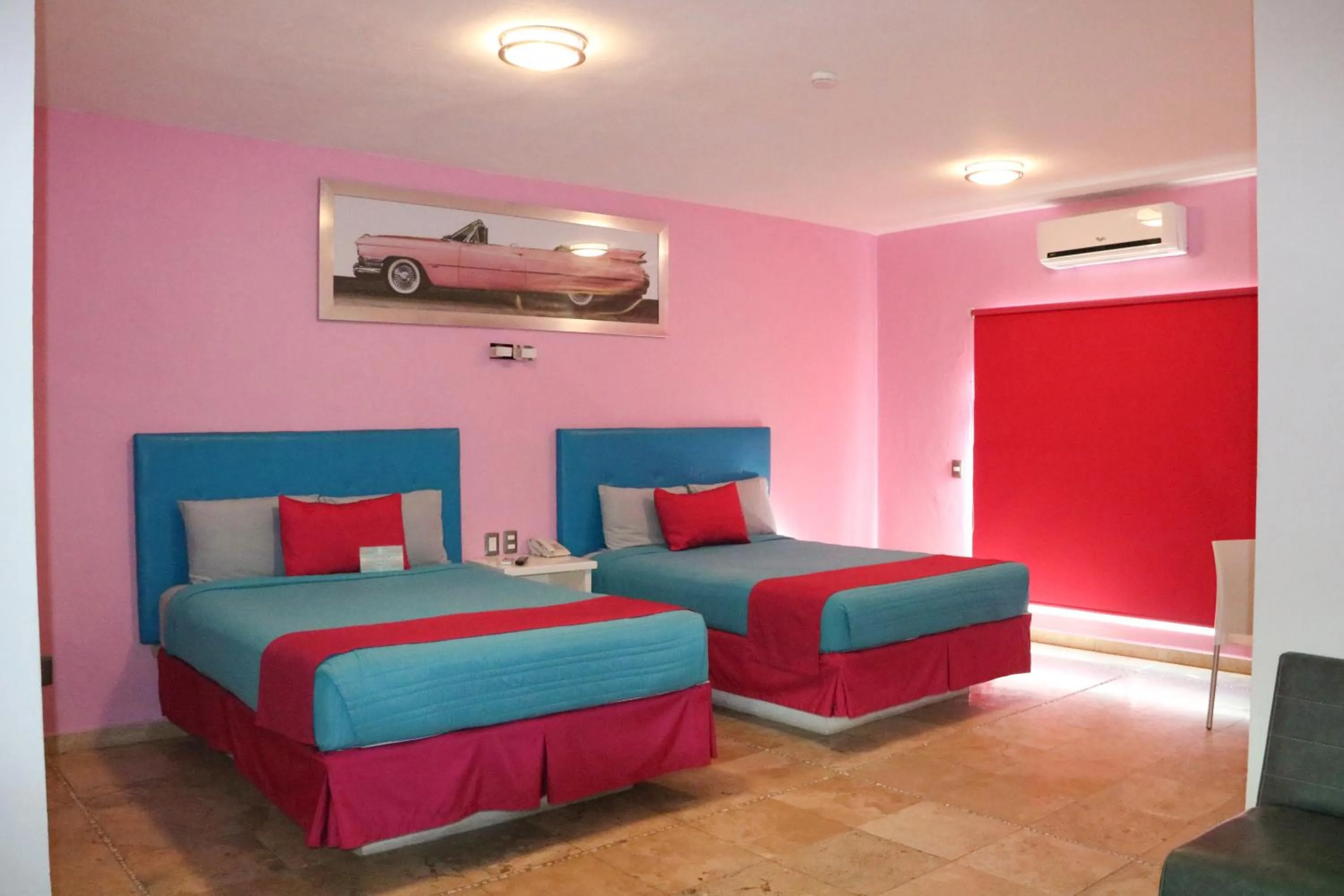 Bedroom, Bed in Miami Inn