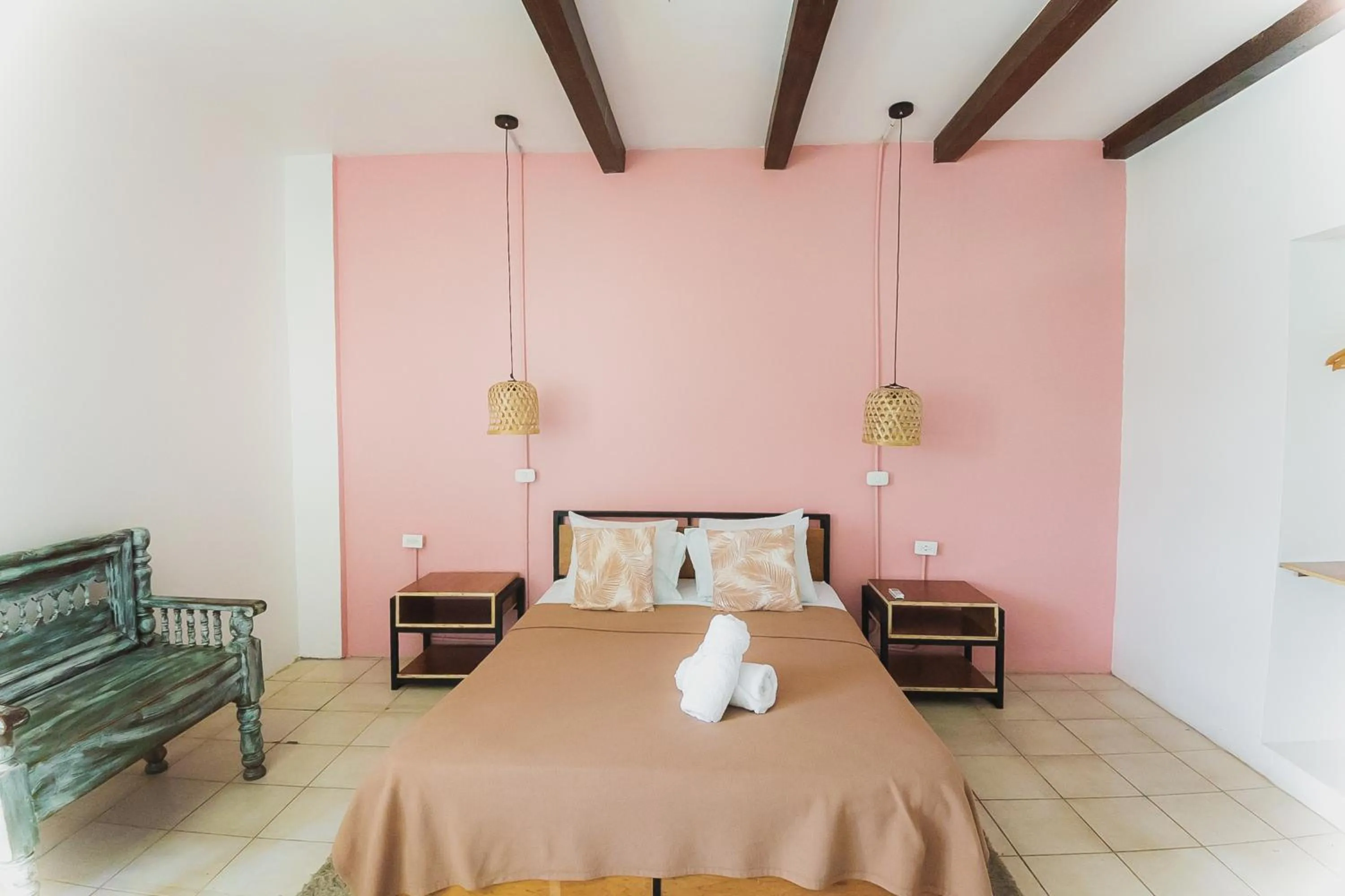 Photo of the whole room, Bed in Socialtel Granada