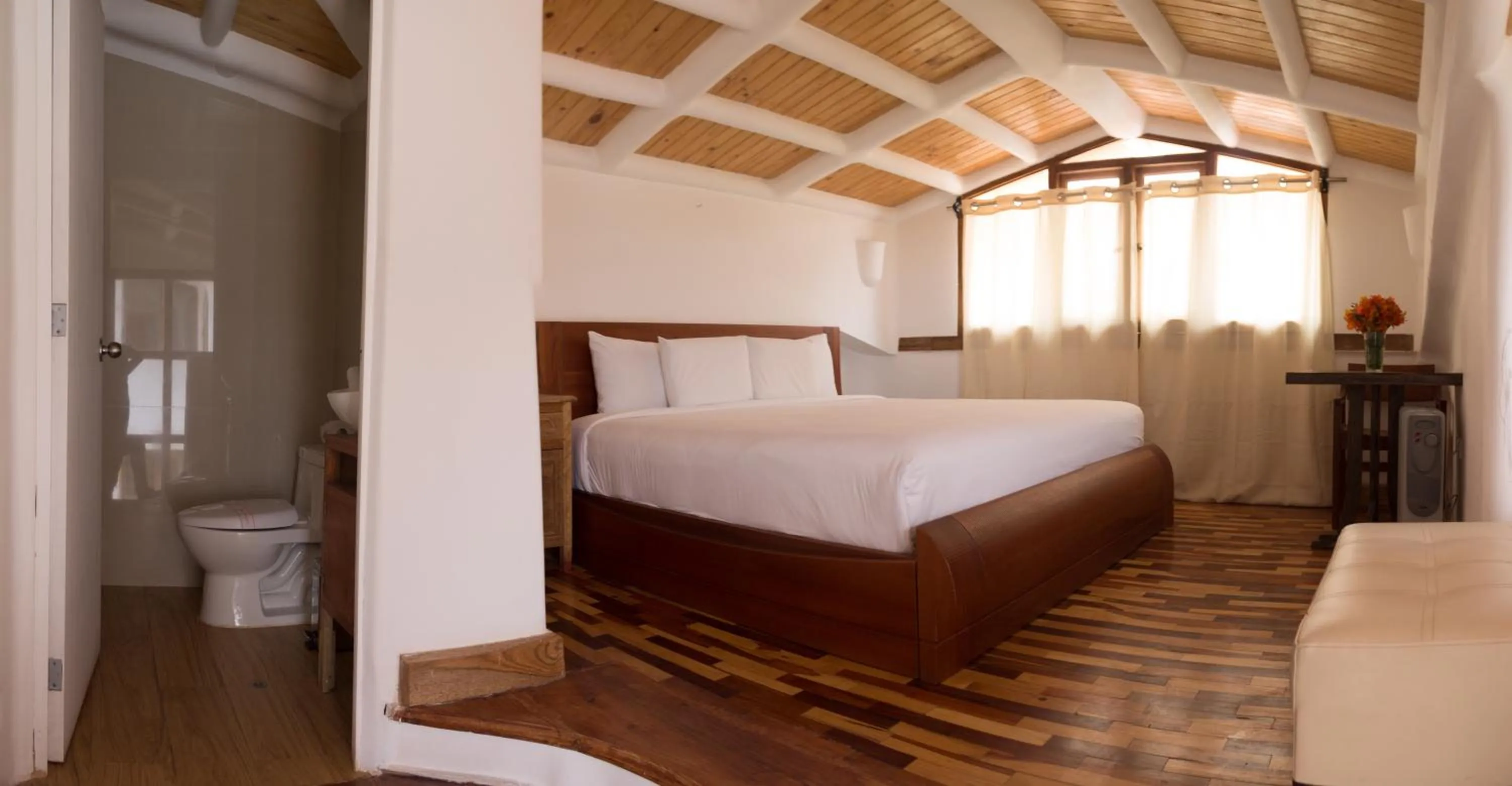 Photo of the whole room, Bed in Waman Qorikancha