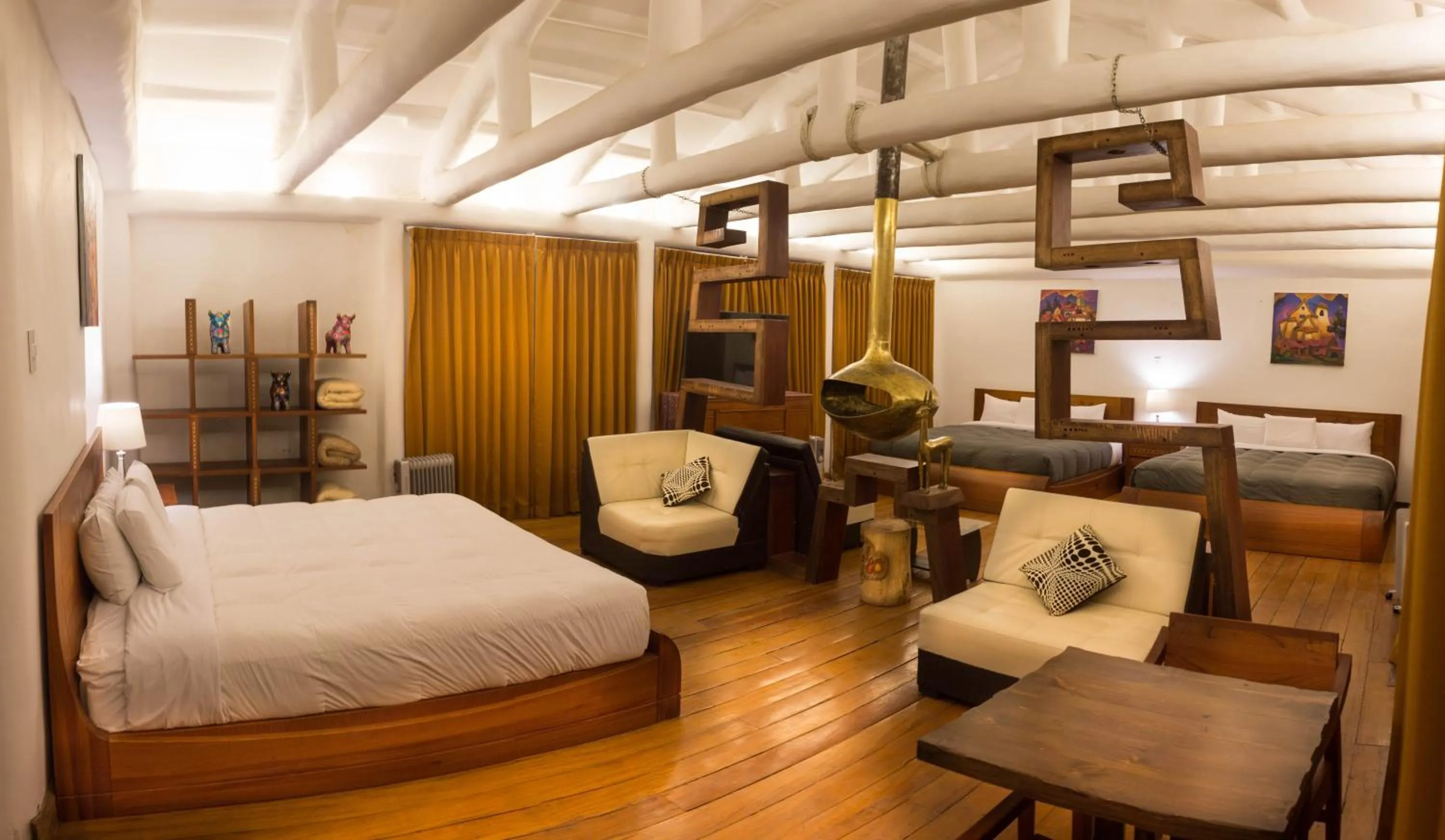 Photo of the whole room, Bed in Waman Qorikancha