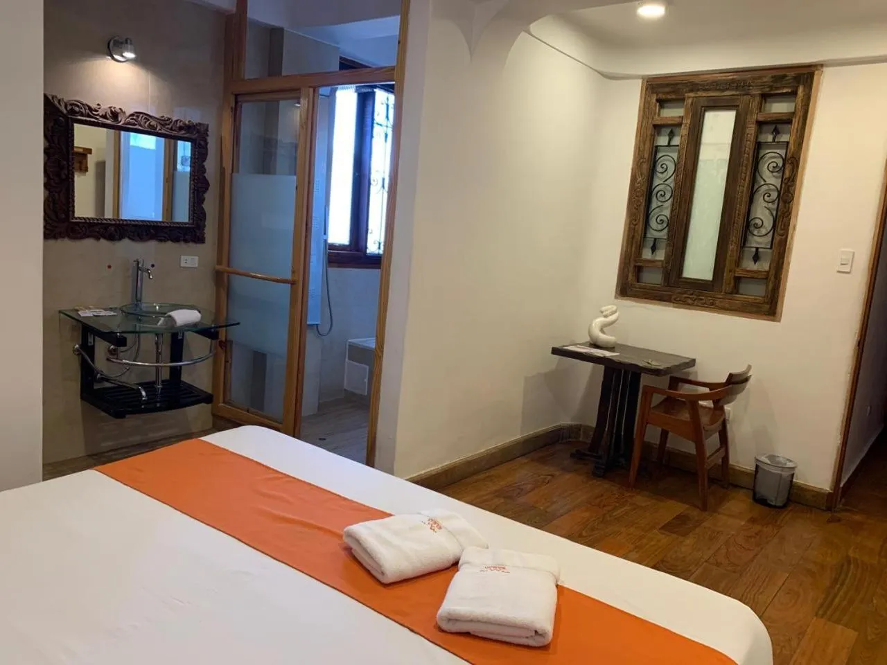 Photo of the whole room, Bed in Waman Qorikancha