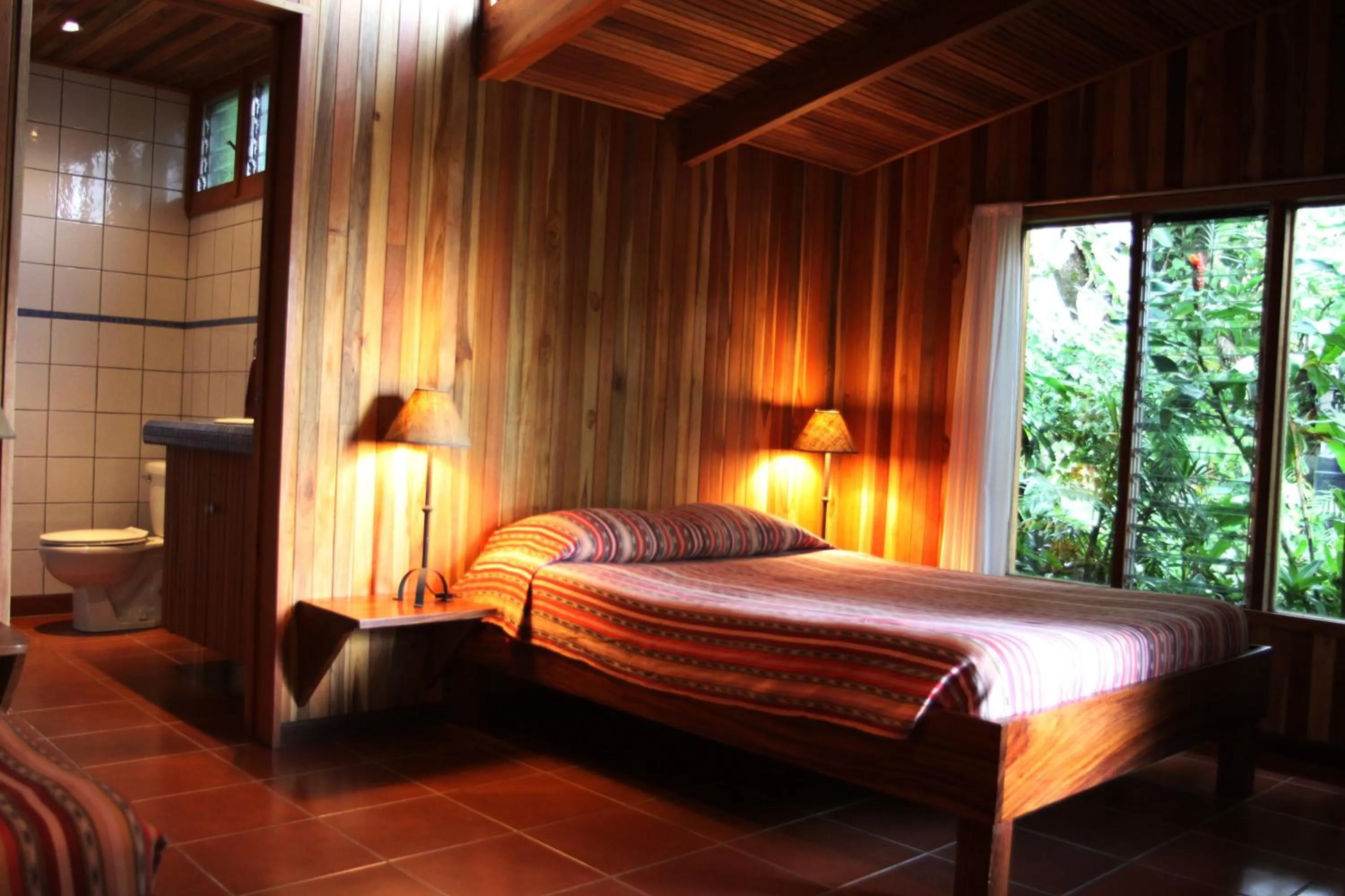 Bathroom, Bed in Arco Iris Lodge