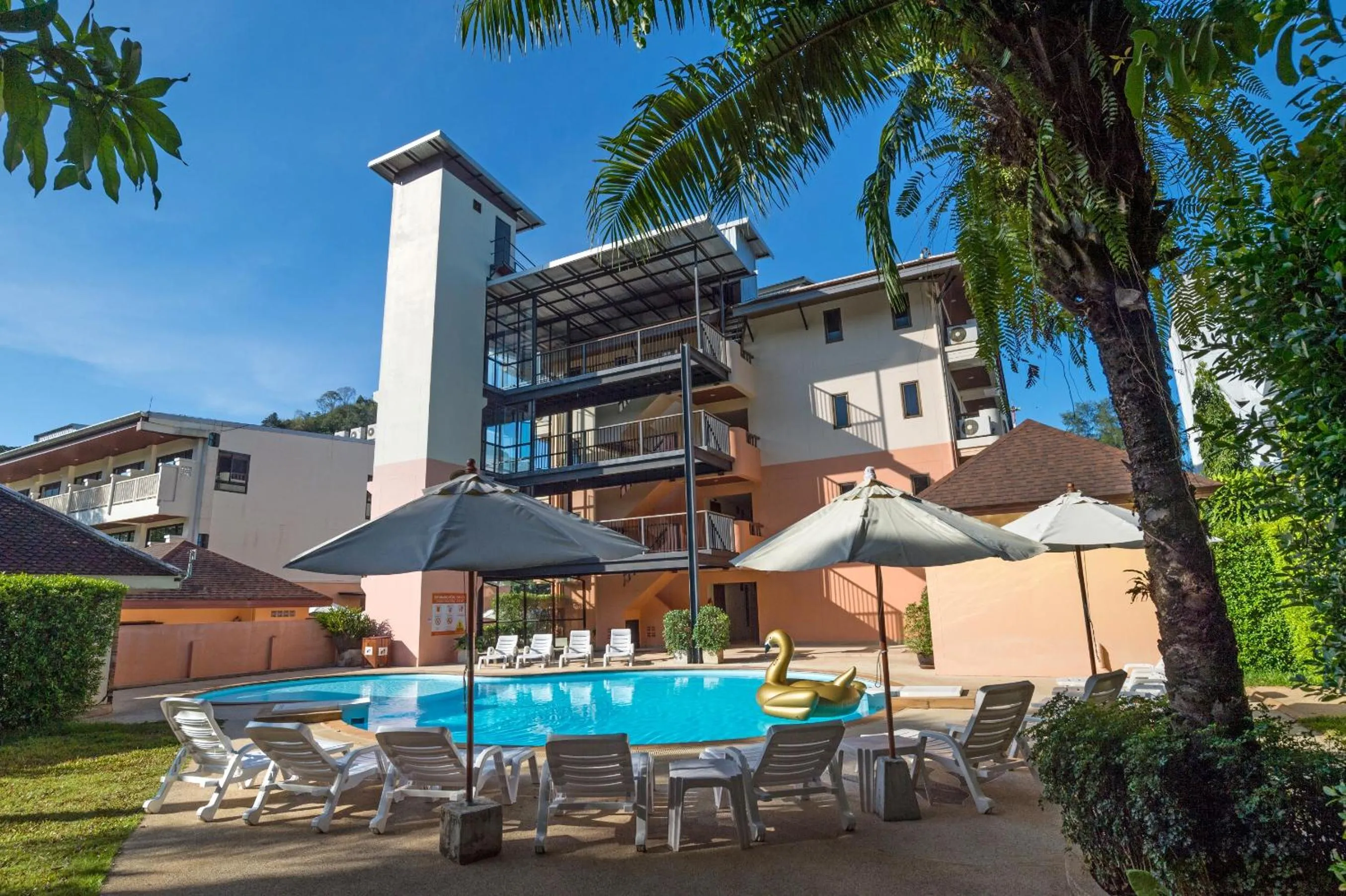 Swimming pool in Srisuksant Resort