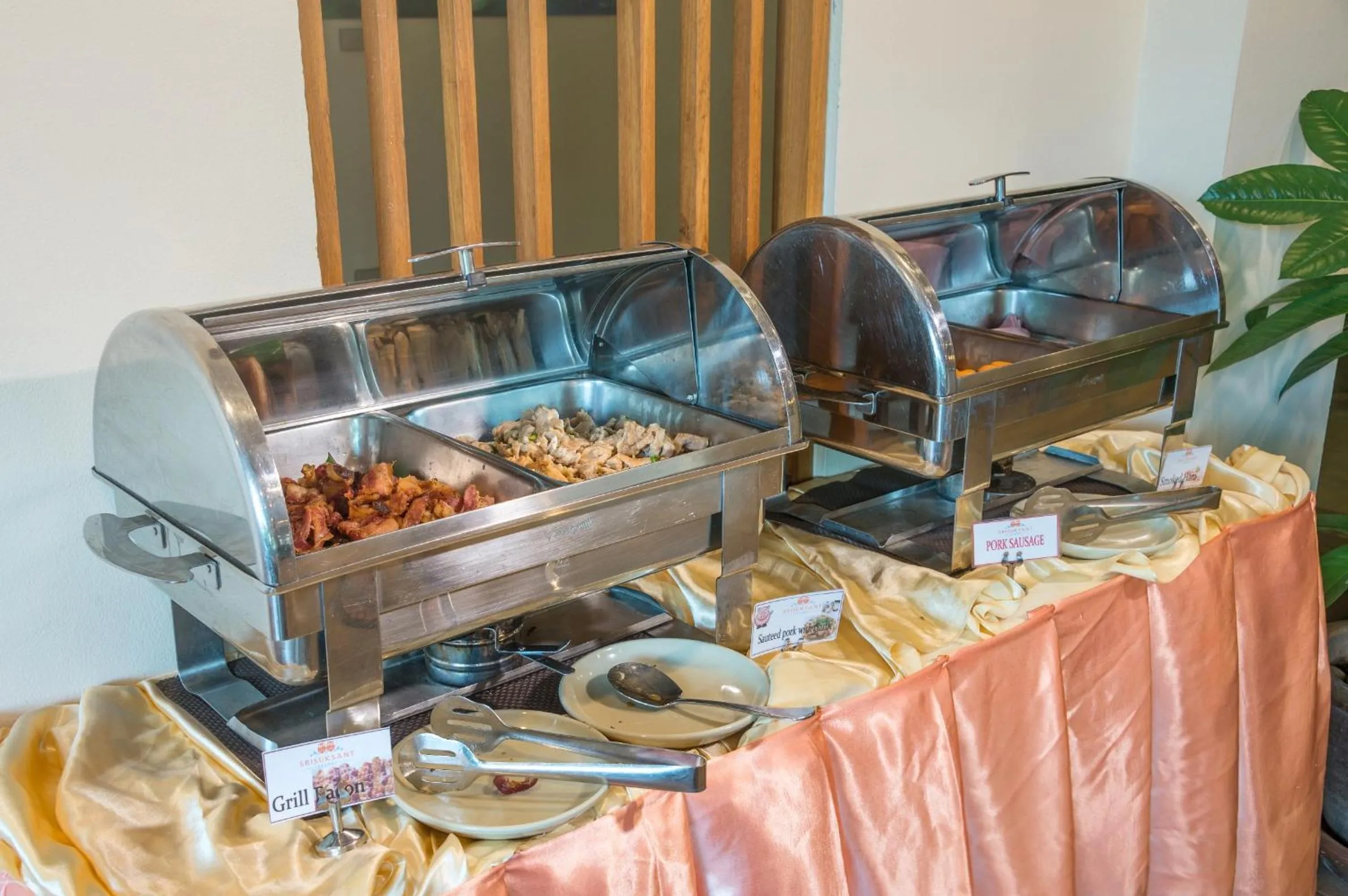 Food and drinks in Srisuksant Resort