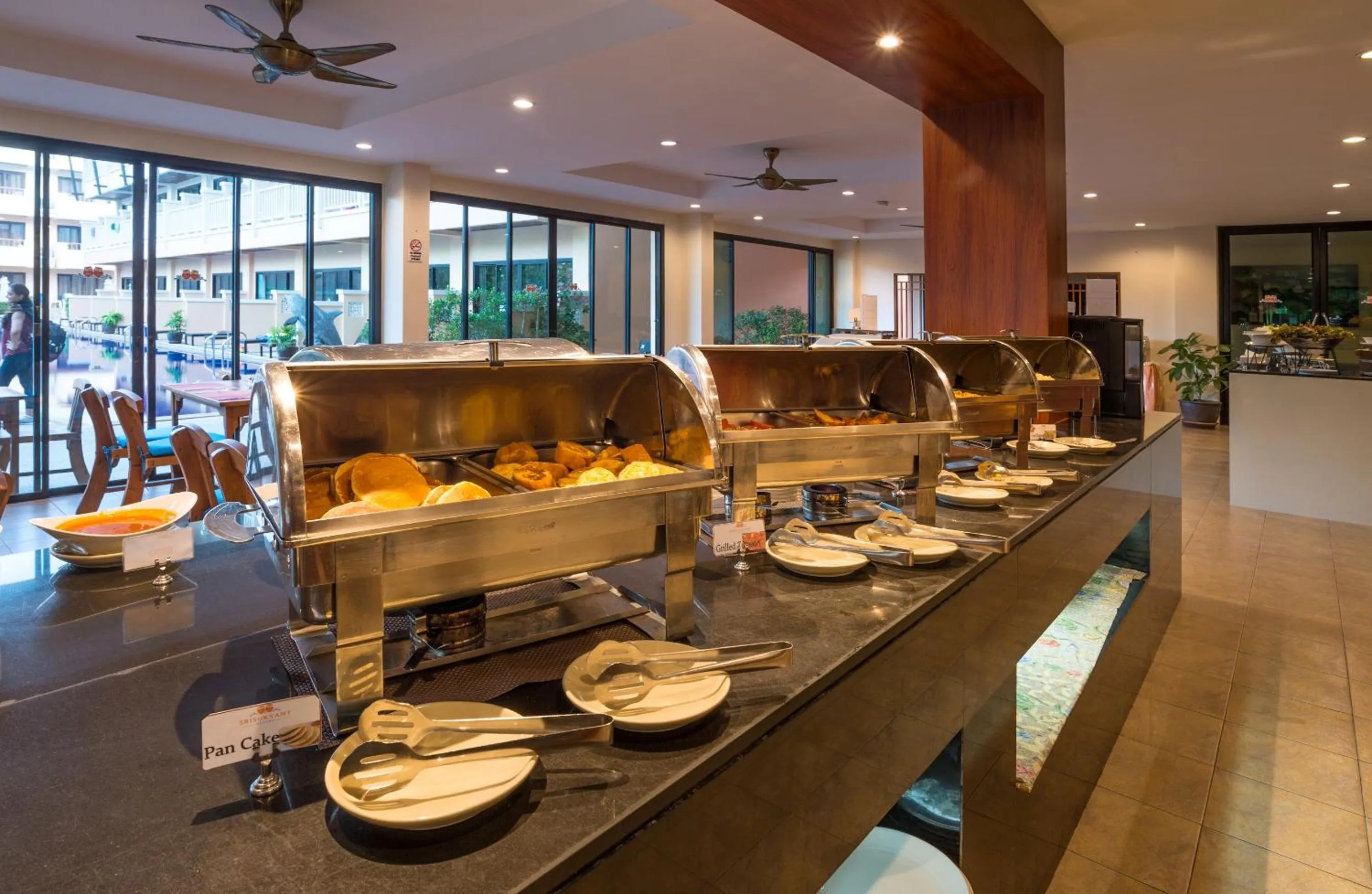 Food and drinks in Srisuksant Resort