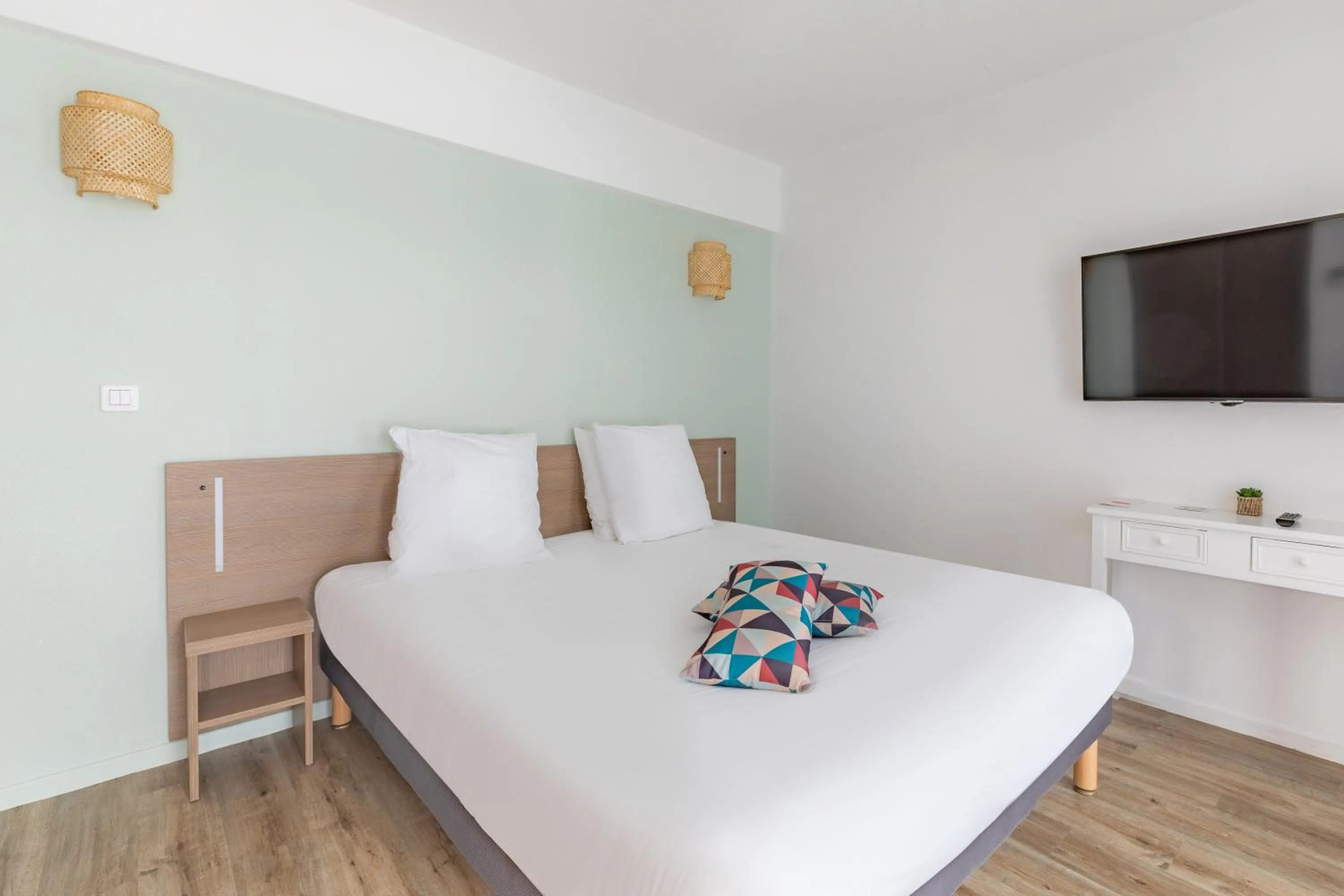 Bedroom, Bed in Appart'City Confort Pau Centre