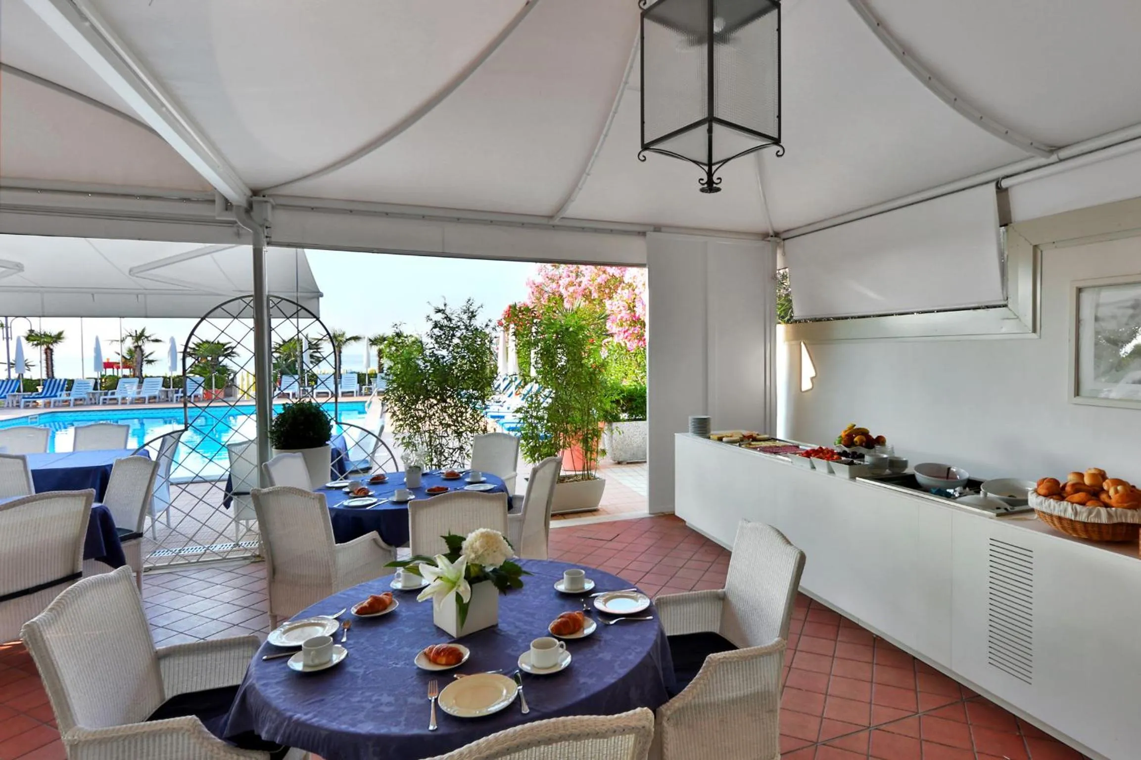 Dining area in Hotel Plaza Esplanade