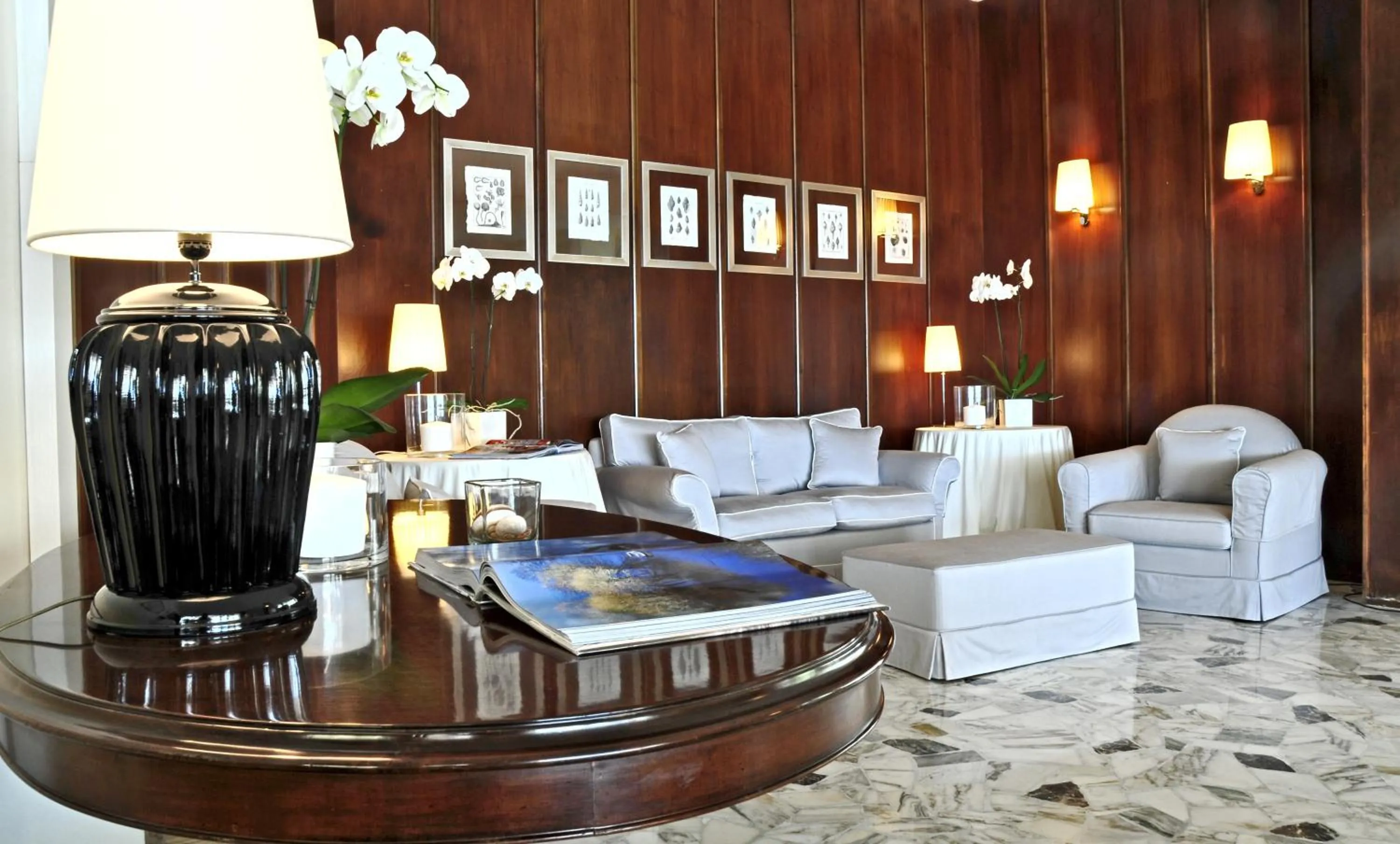 Communal lounge/ TV room in Hotel Plaza Esplanade