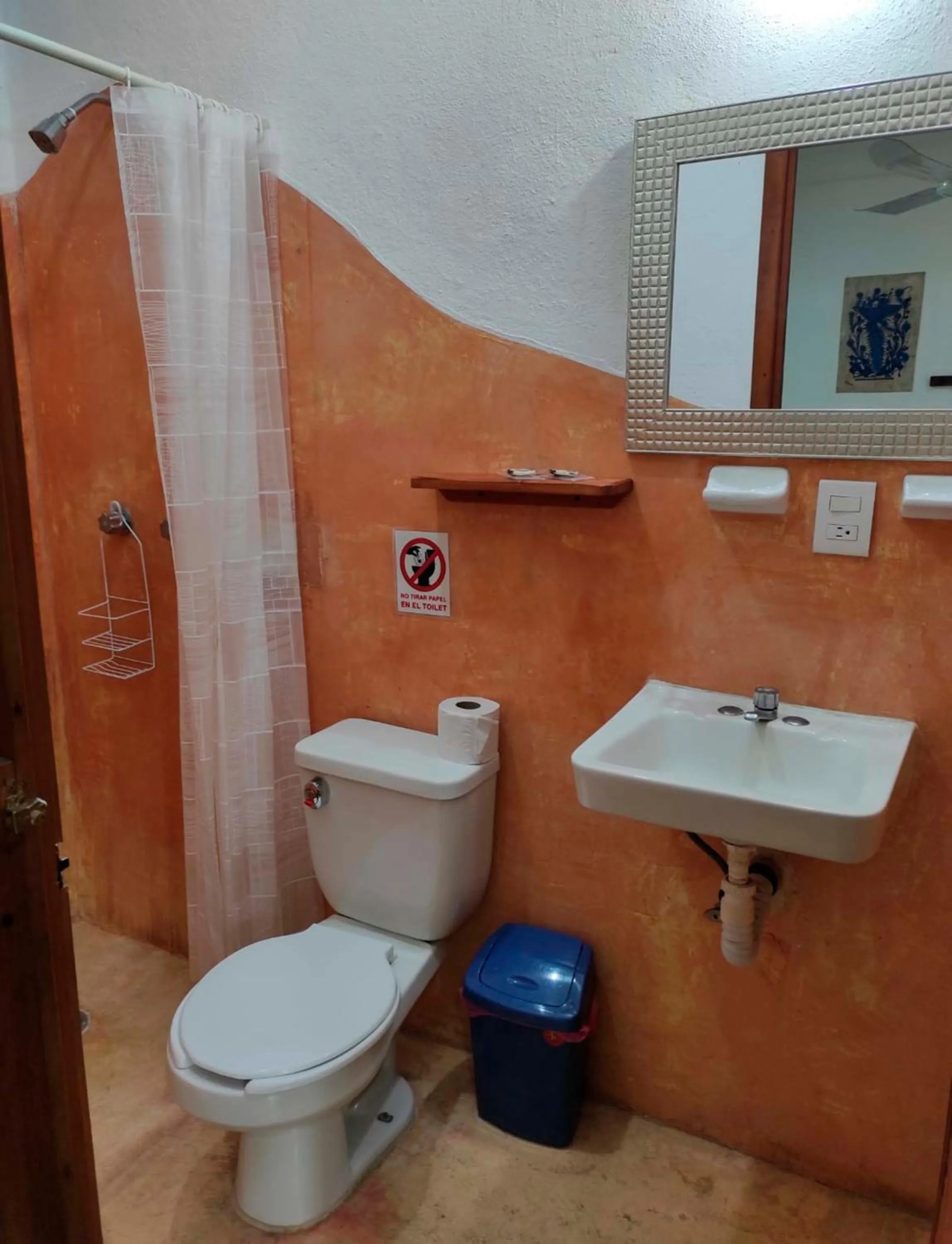 Toilet in Hotel Papaya Surf