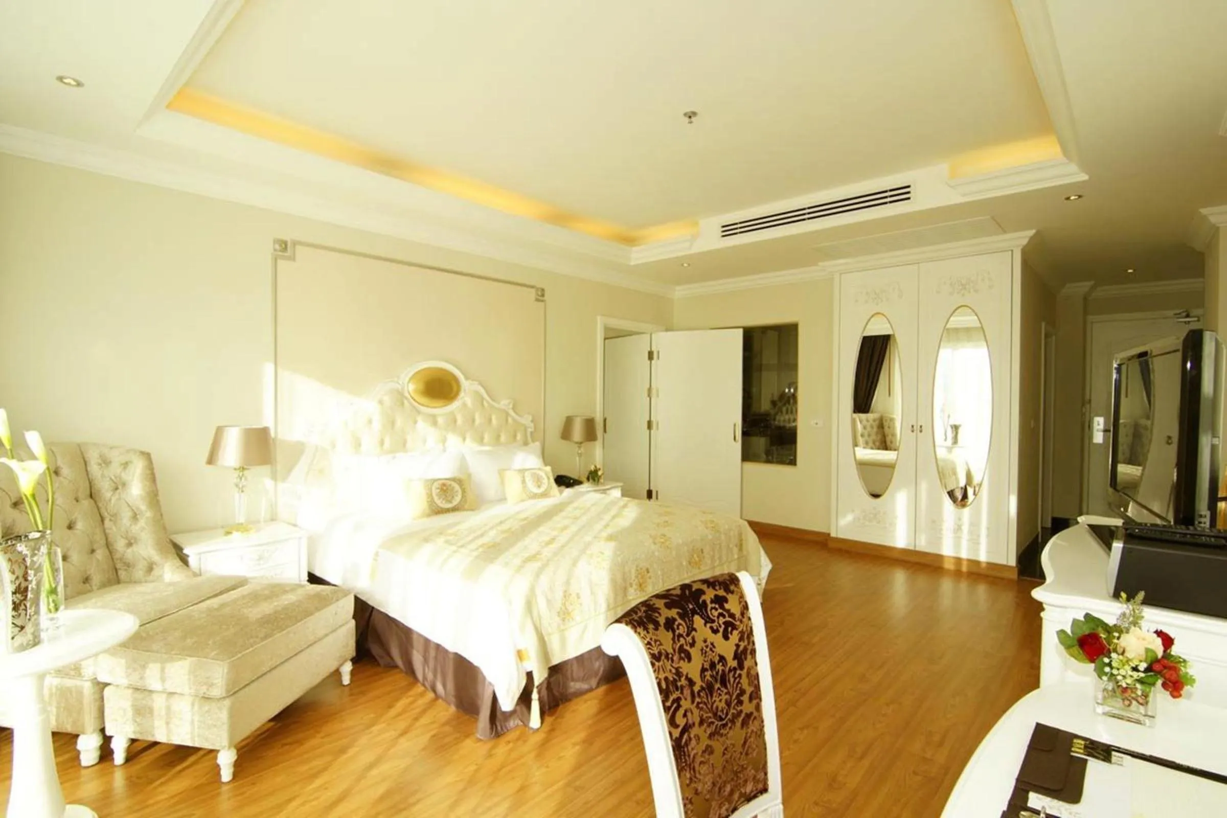 Photo of the whole room, Bed in LK Miracle Suite - SHA Extra Plus