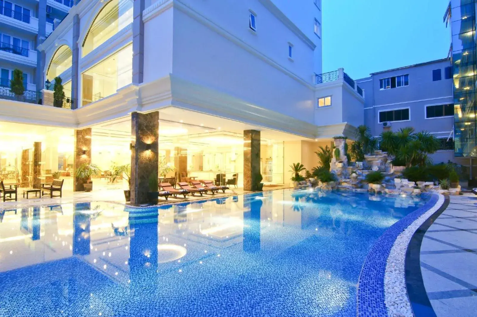 Swimming pool in LK Miracle Suite - SHA Extra Plus Swimming pool in LK Miracle Suite - SHA Extra Plus