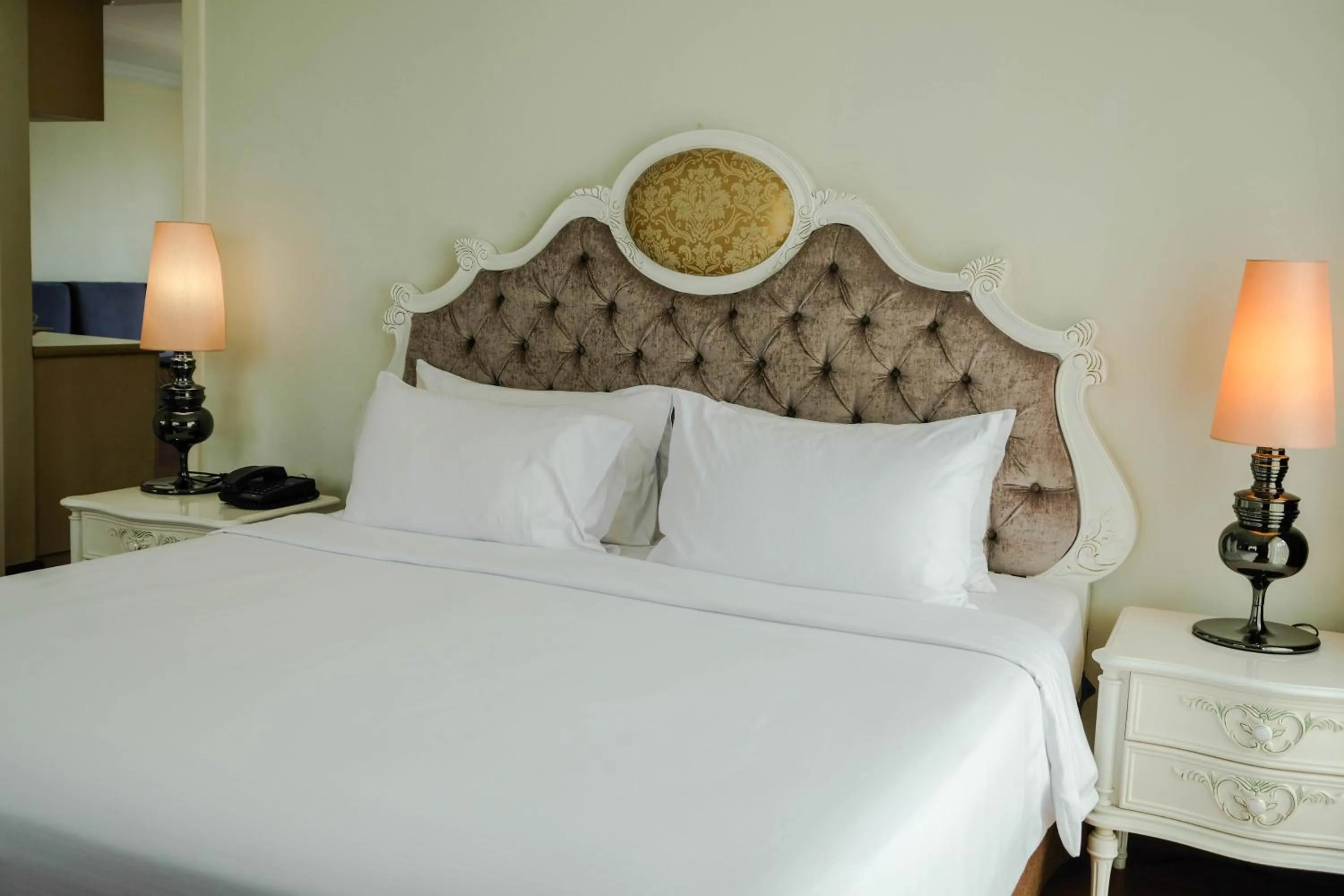 Bed in LK Miracle Suite - SHA Extra Plus