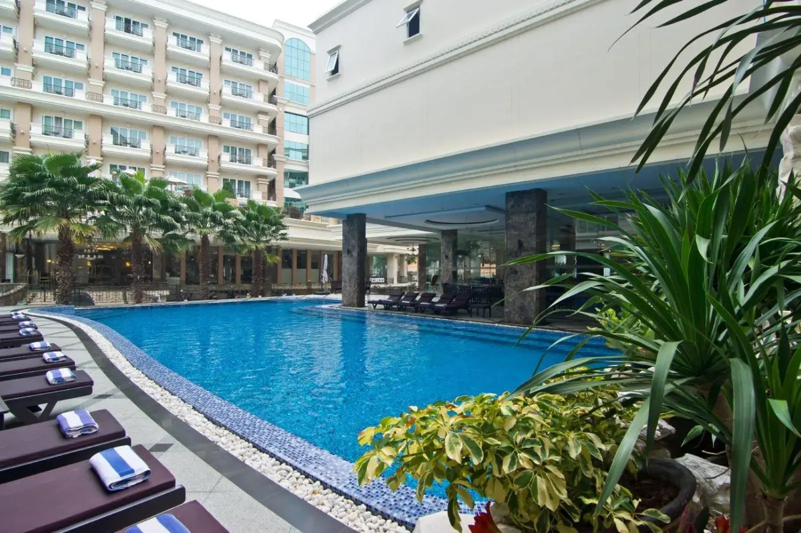 Swimming pool in LK Miracle Suite - SHA Extra Plus Swimming pool in LK Miracle Suite - SHA Extra Plus