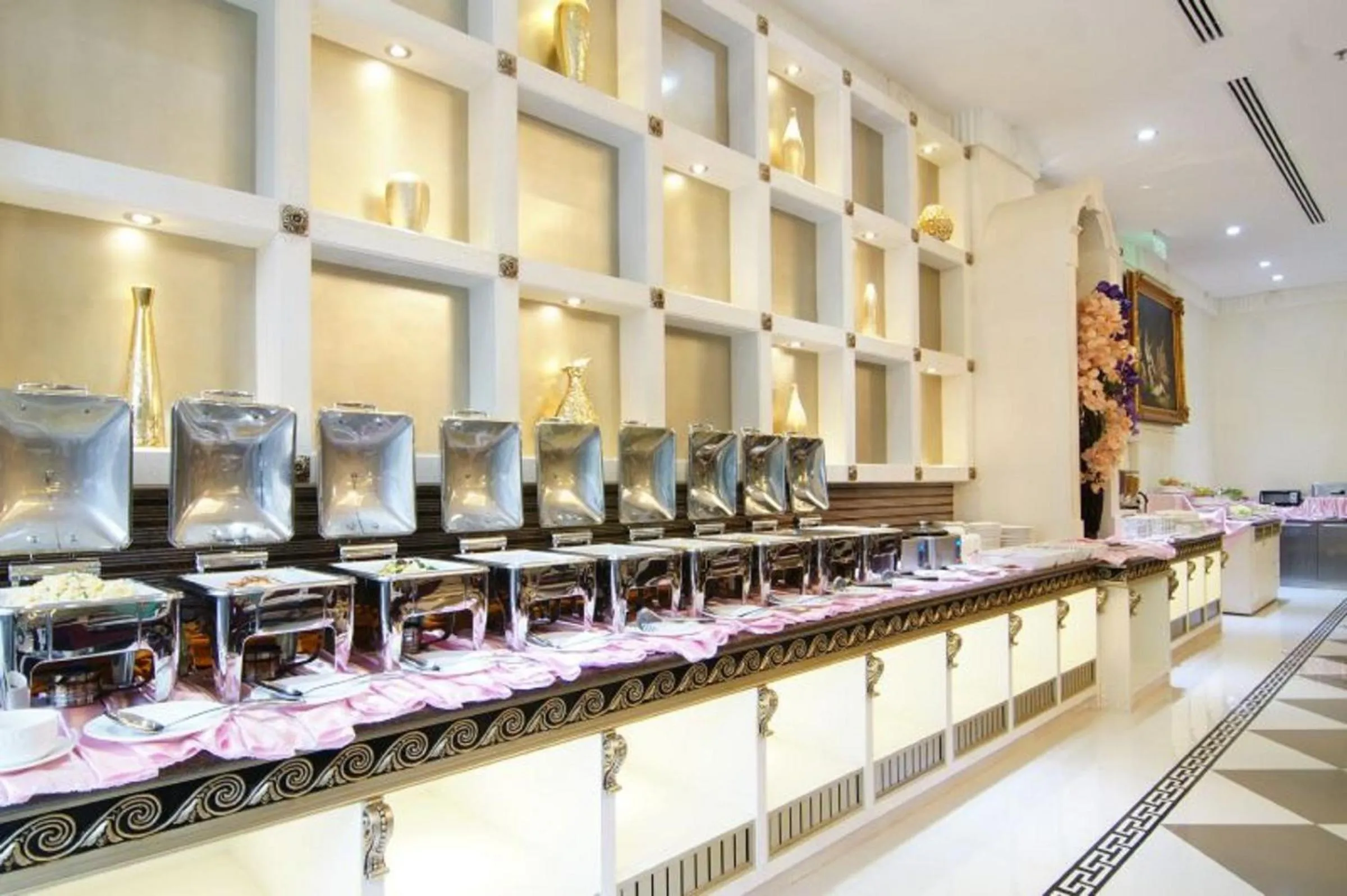 Restaurant/places to eat in LK Miracle Suite - SHA Extra Plus