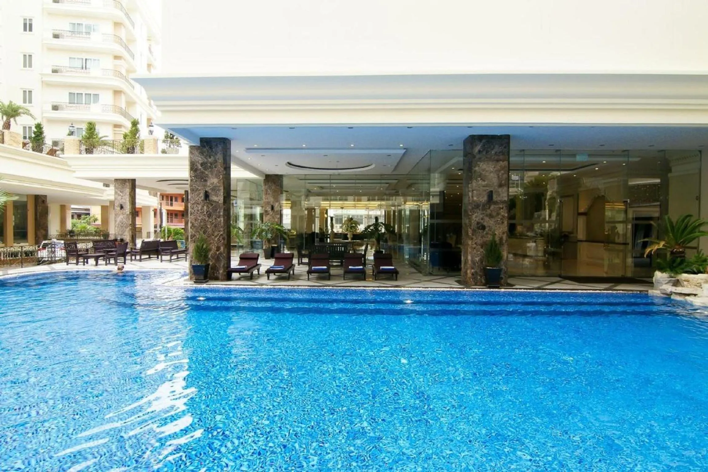 Swimming pool in LK Miracle Suite - SHA Extra Plus