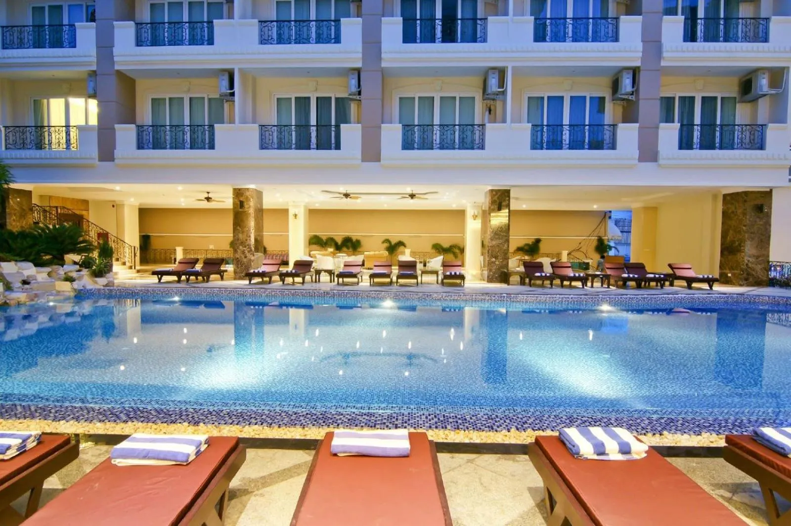Swimming pool in LK Miracle Suite - SHA Extra Plus