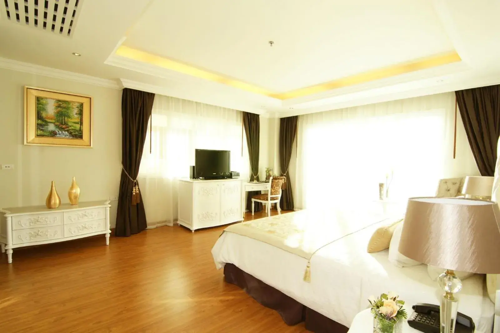 TV and multimedia, Bed in LK Miracle Suite - SHA Extra Plus TV and multimedia, Bed in LK Miracle Suite - SHA Extra Plus