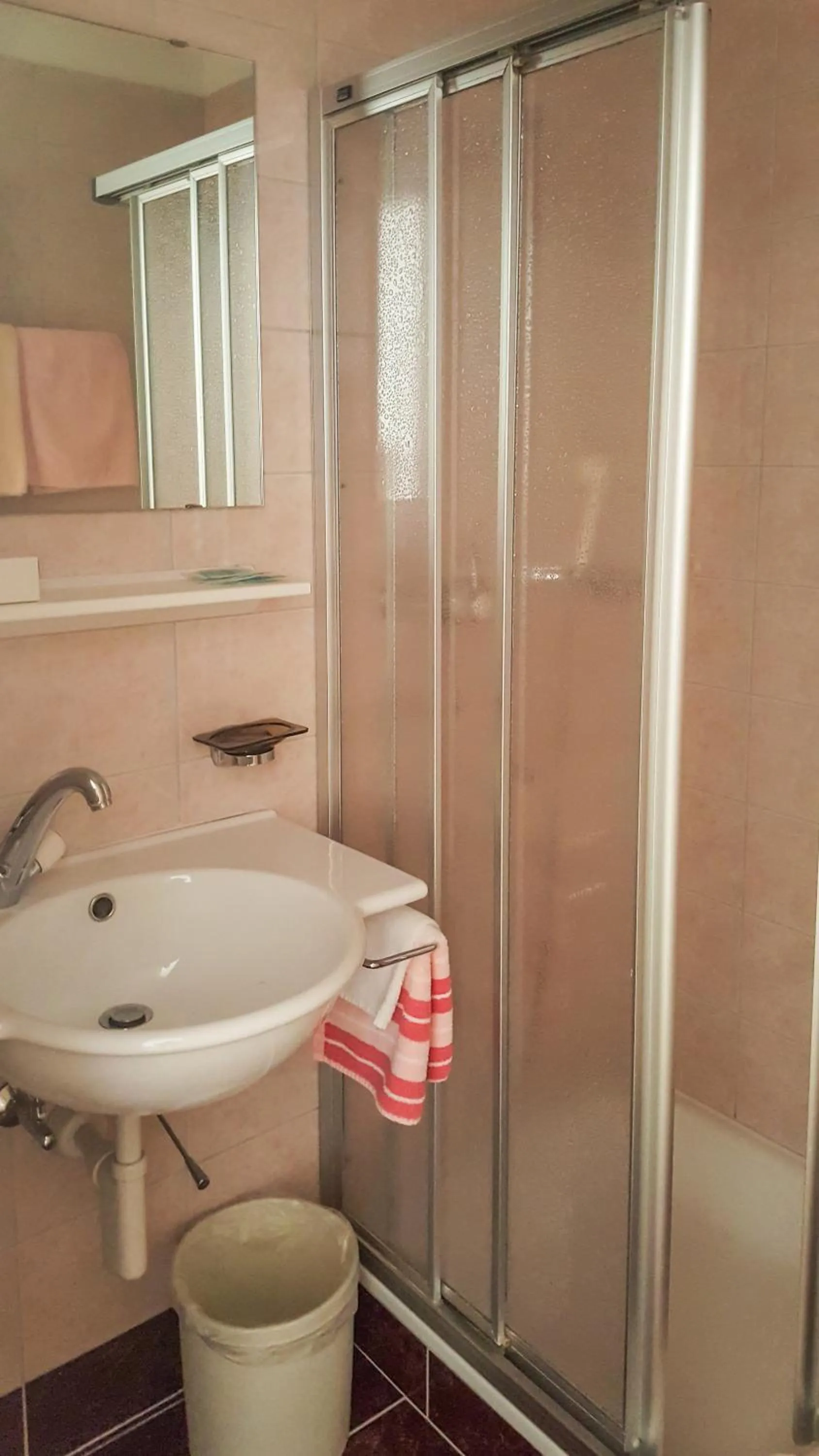 Shower in Hôtel les Berges