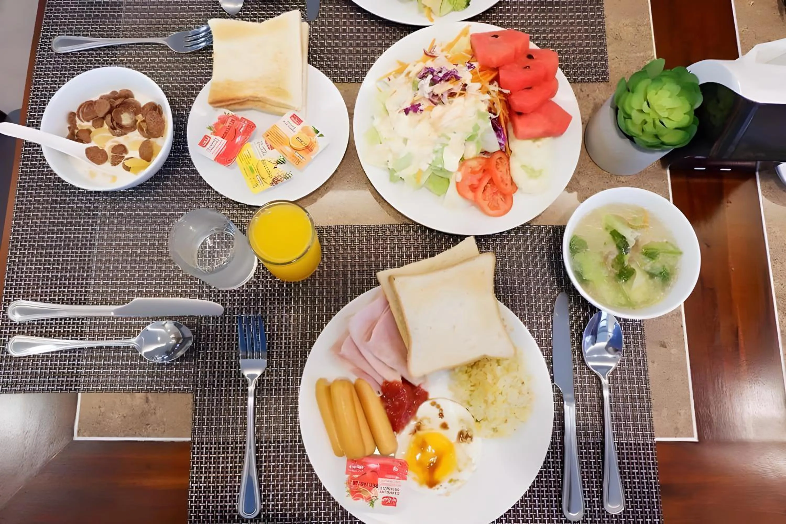 Restaurant/places to eat in Mangrove Prestige Hotel