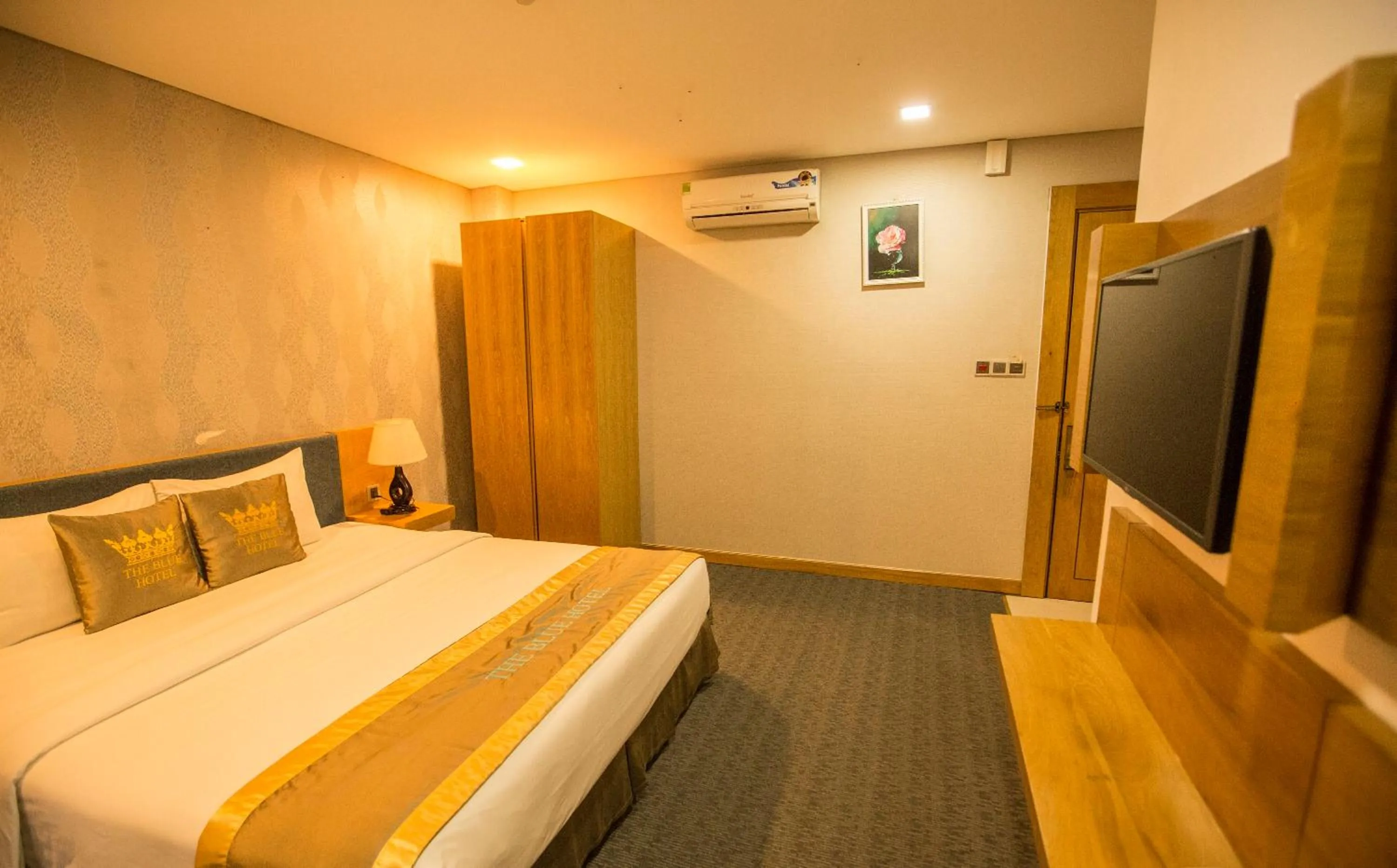 Communal lounge/ TV room, Bed in The Blue Airport Hotel