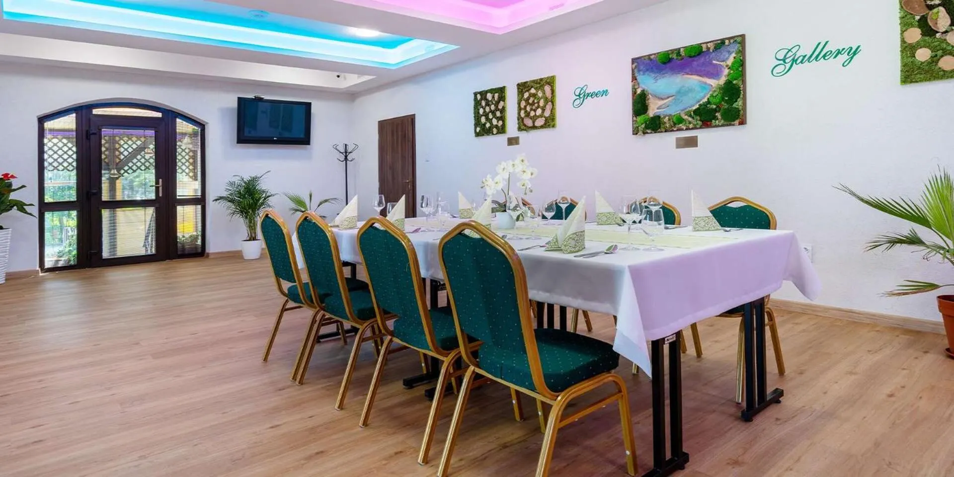 Restaurant/places to eat in WX Hotel