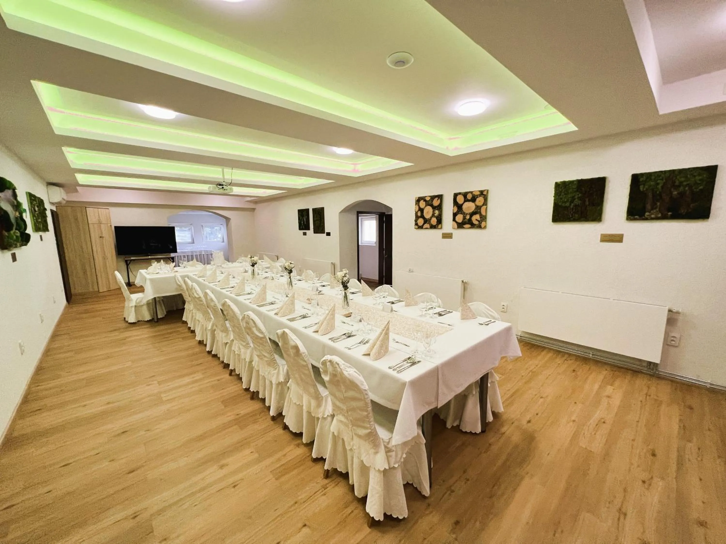 Restaurant/places to eat in WX Hotel