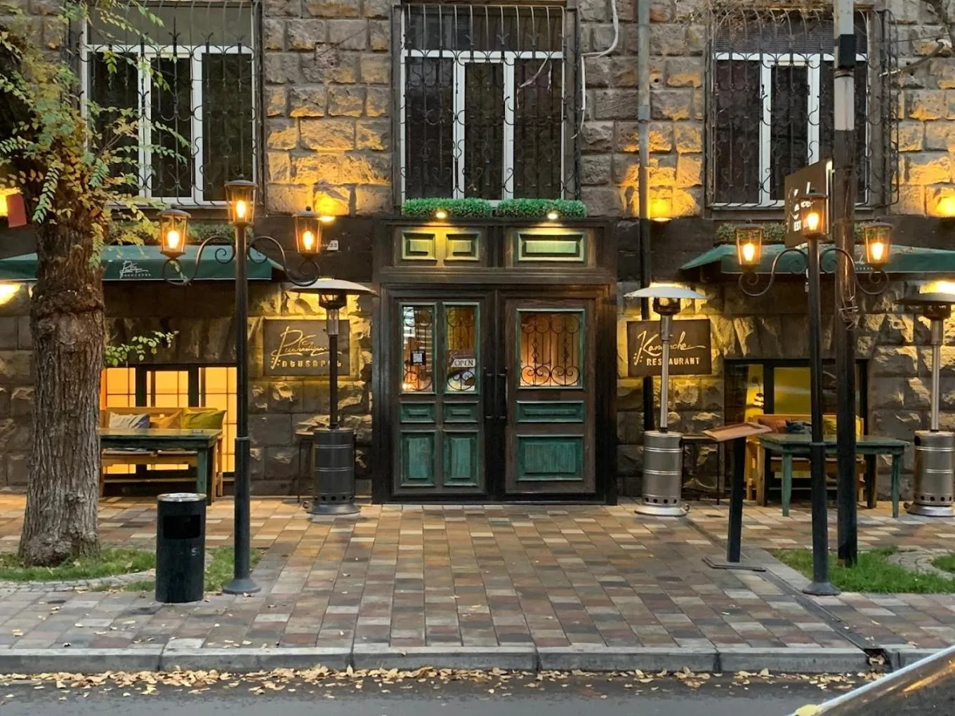 Restaurant/places to eat in Cozy studio in the center