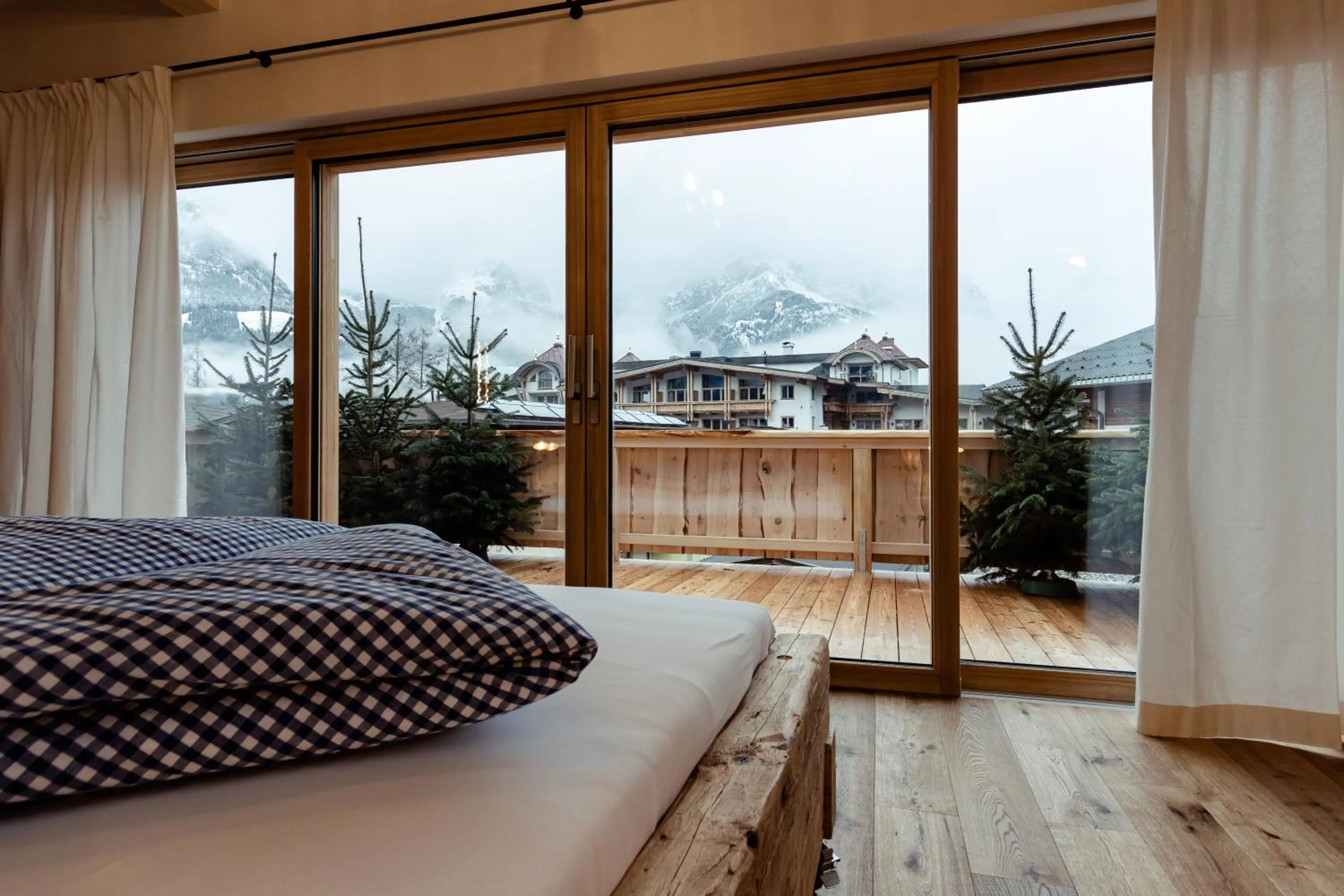 Mountain view, Bed in Flora - Das kleine Gartenhotel