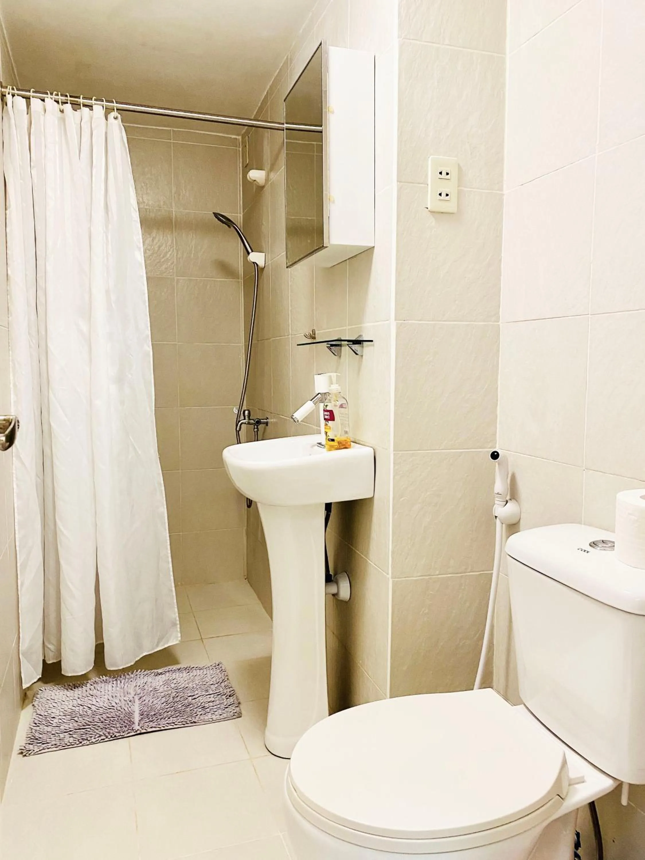 Shower in Little Norway Guesthouse - Mactan Cebu International Airport