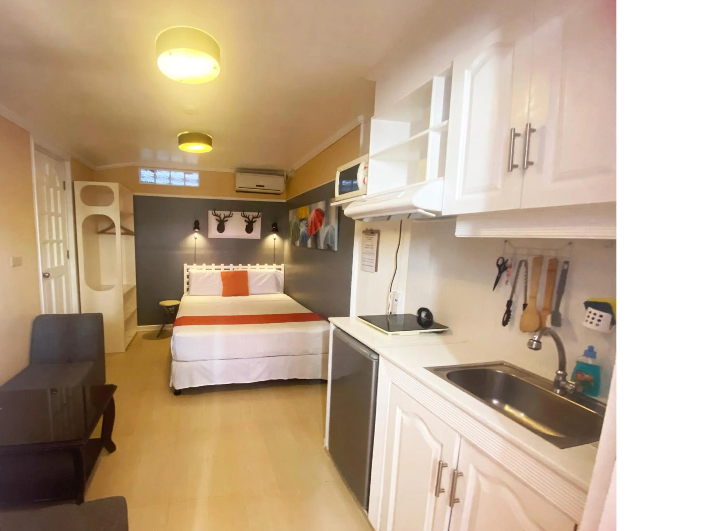 Kitchen or kitchenette, Bed in Little Norway Guesthouse - Mactan Cebu International Airport
