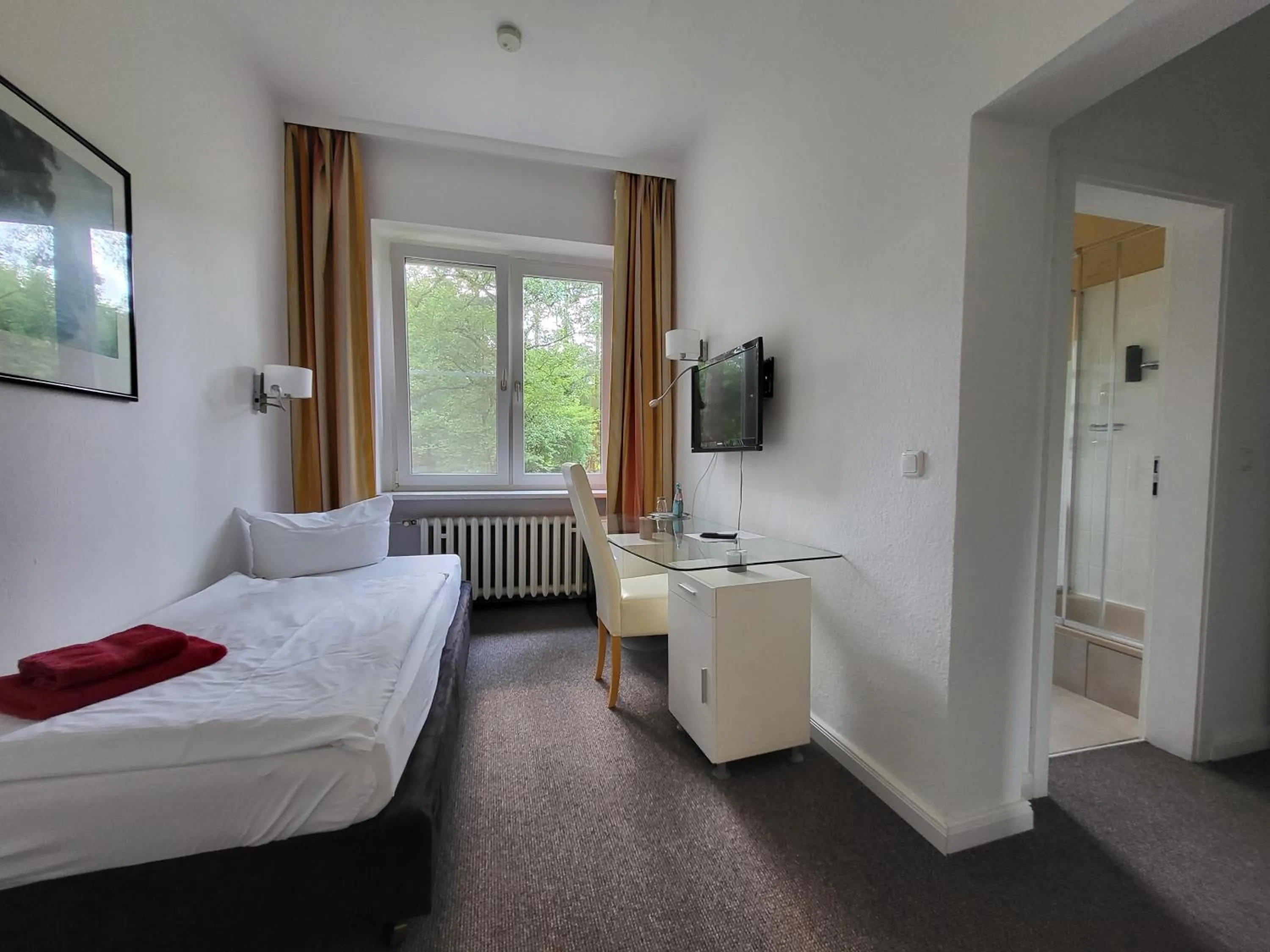 Photo of the whole room, Bed in Hotel Waldhaus Prieros