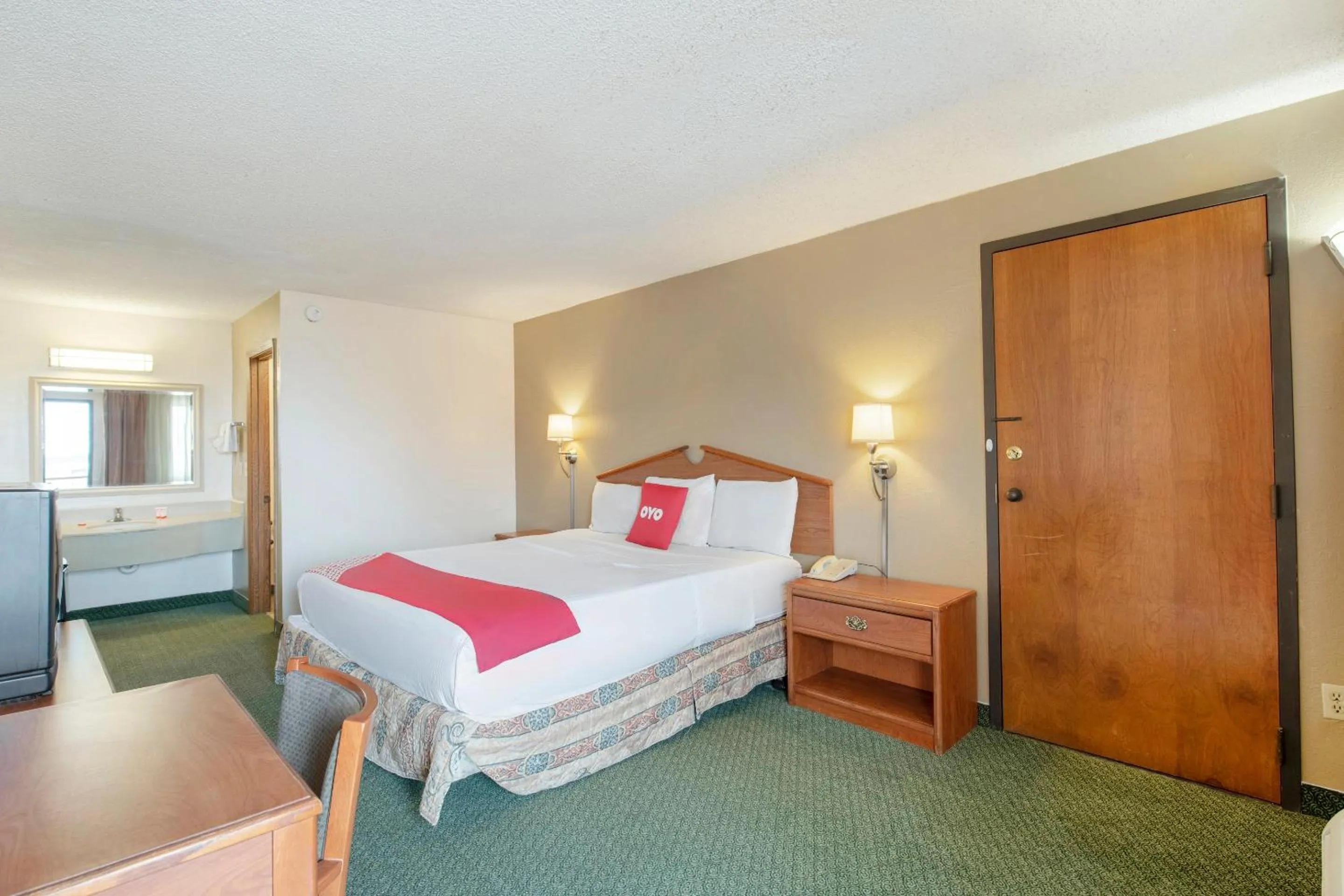 Bedroom, Bed in OYO Hotel Tulsa International Airport