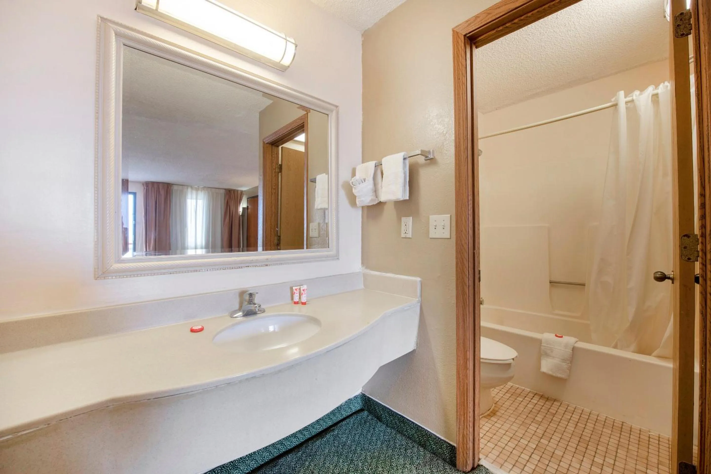 Bathroom in OYO Hotel Tulsa International Airport