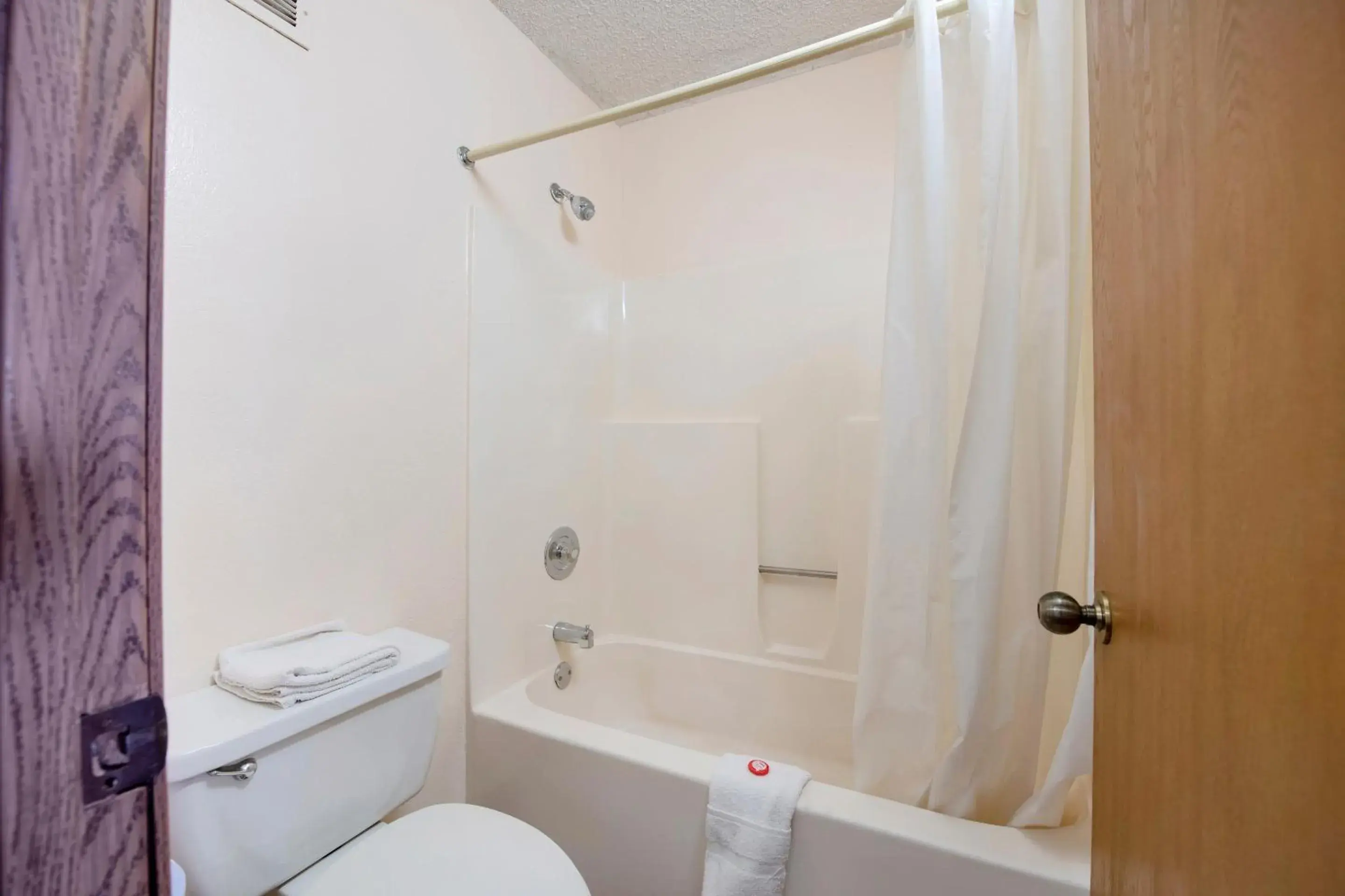 Deluxe King Room in OYO Hotel Tulsa International Airport Deluxe King Room in OYO Hotel Tulsa International Airport